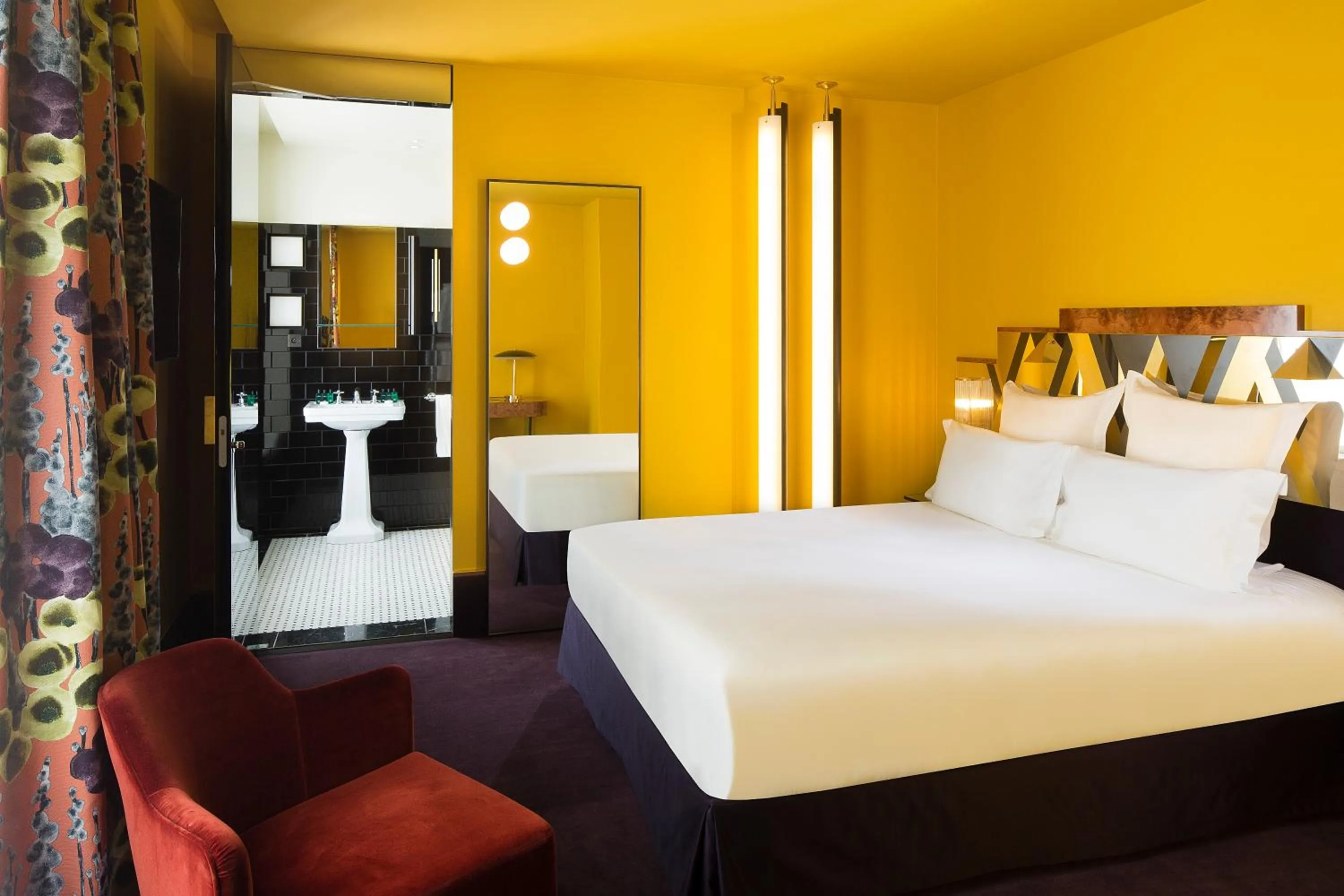 Bedroom, Bed in Hôtel Saint-Marc