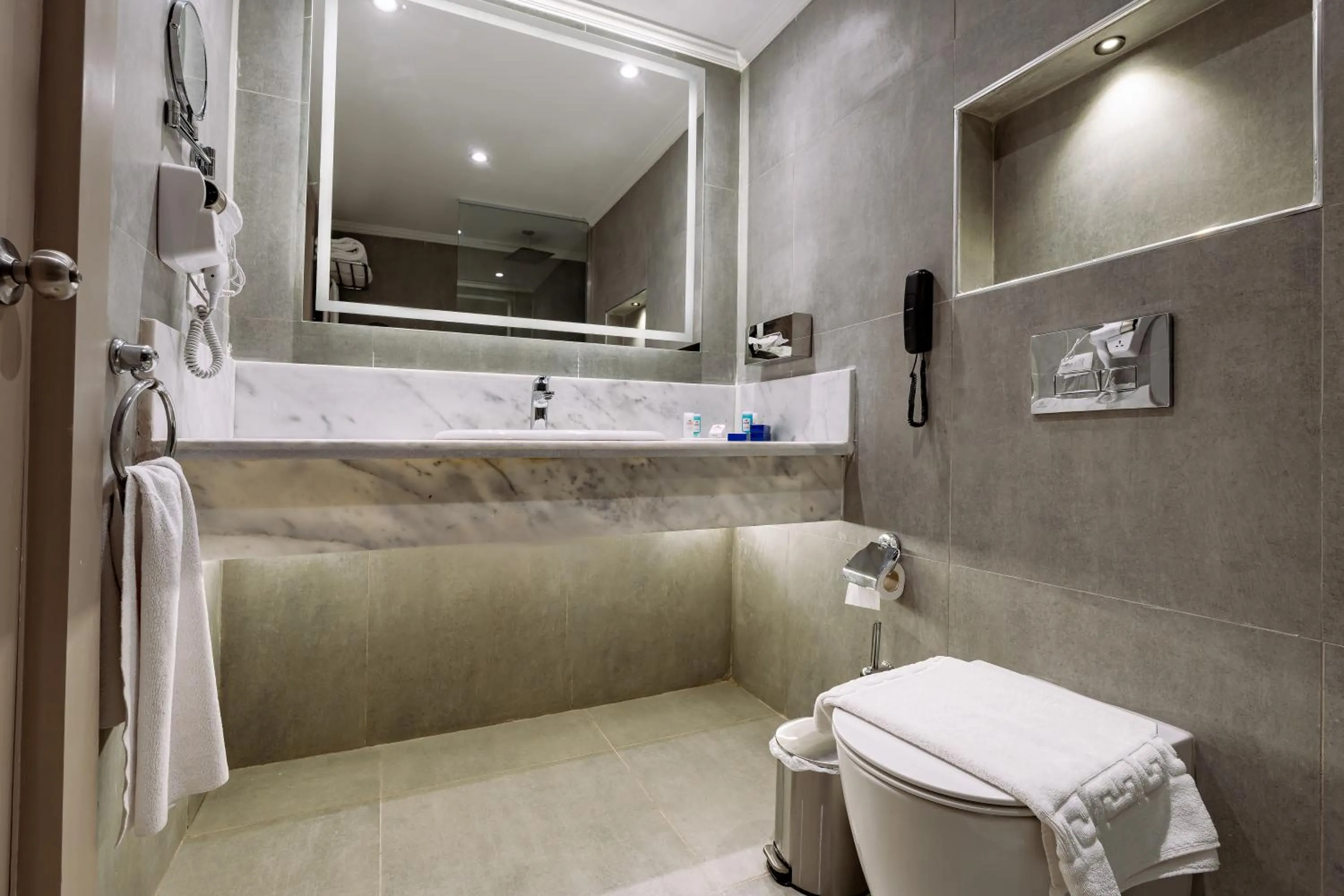 Toilet in Sunny Days El Palacio Resort & Spa