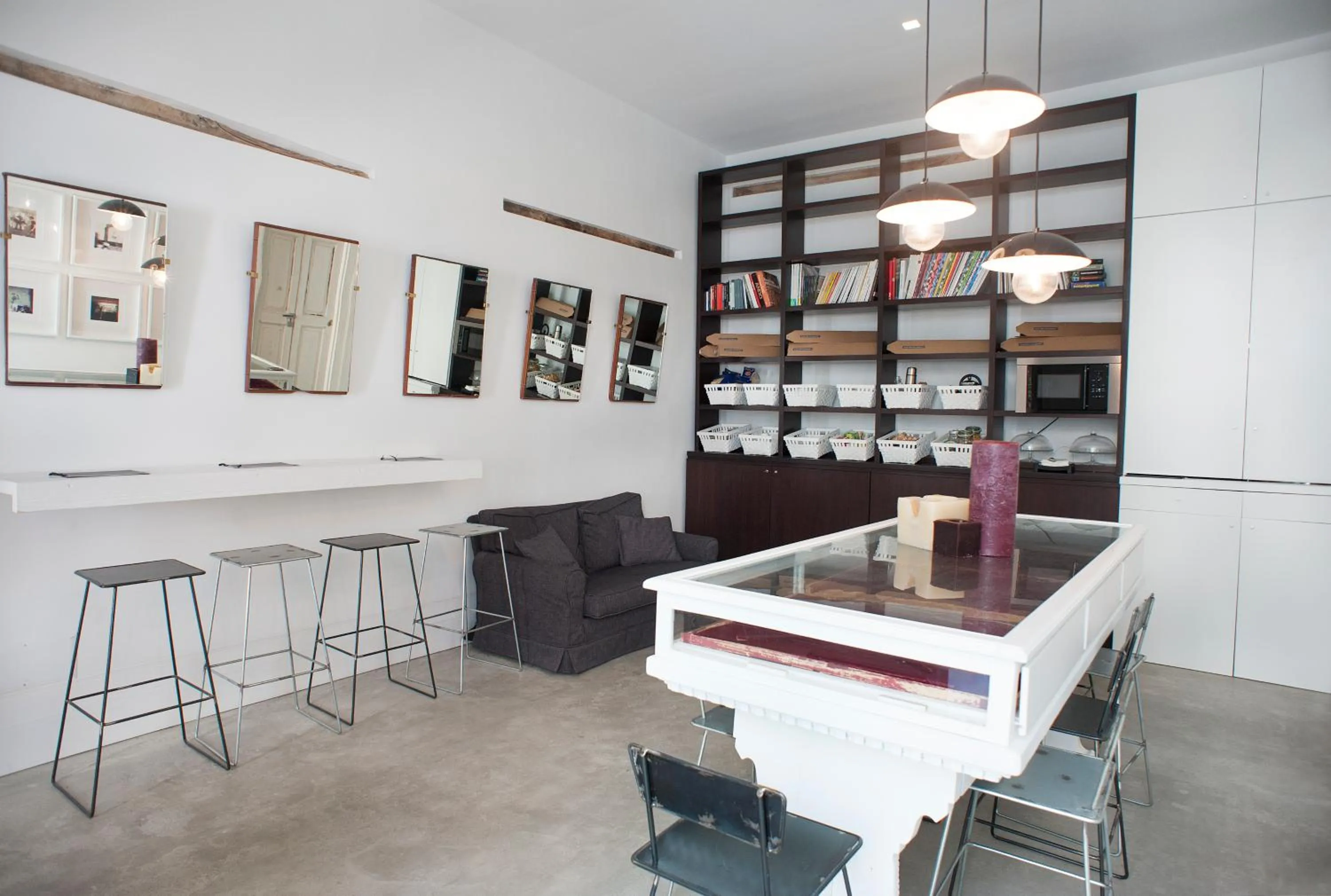 Restaurant/places to eat in Belledonne Suite & Gallery