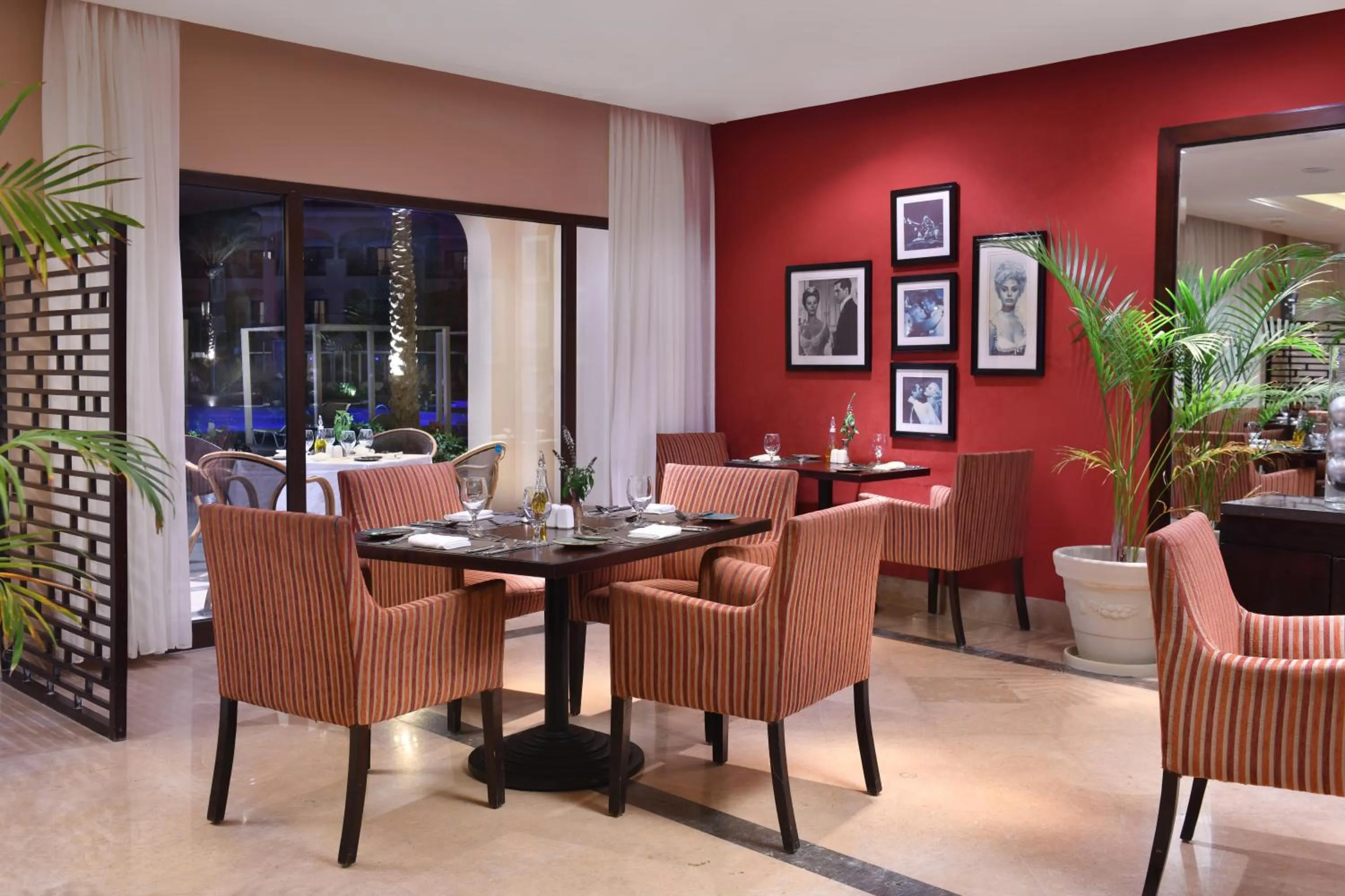 Restaurant/places to eat in JAZ Aquamarine