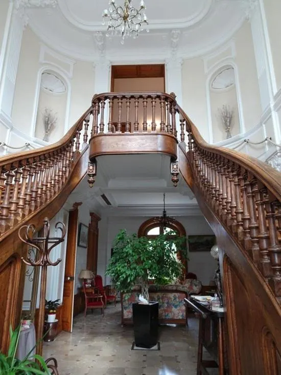 Facade/entrance in Château des marronniers