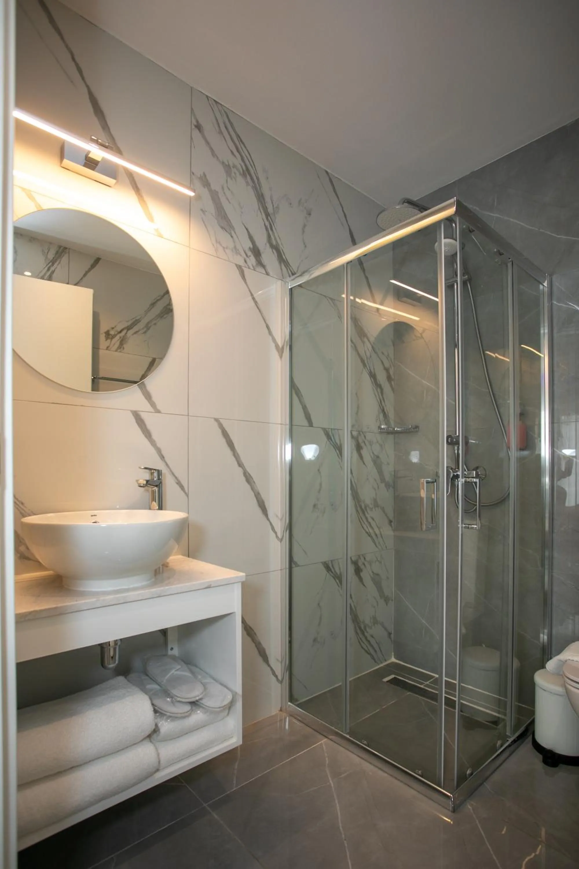 Shower in Best Western Plus Larco Hotel