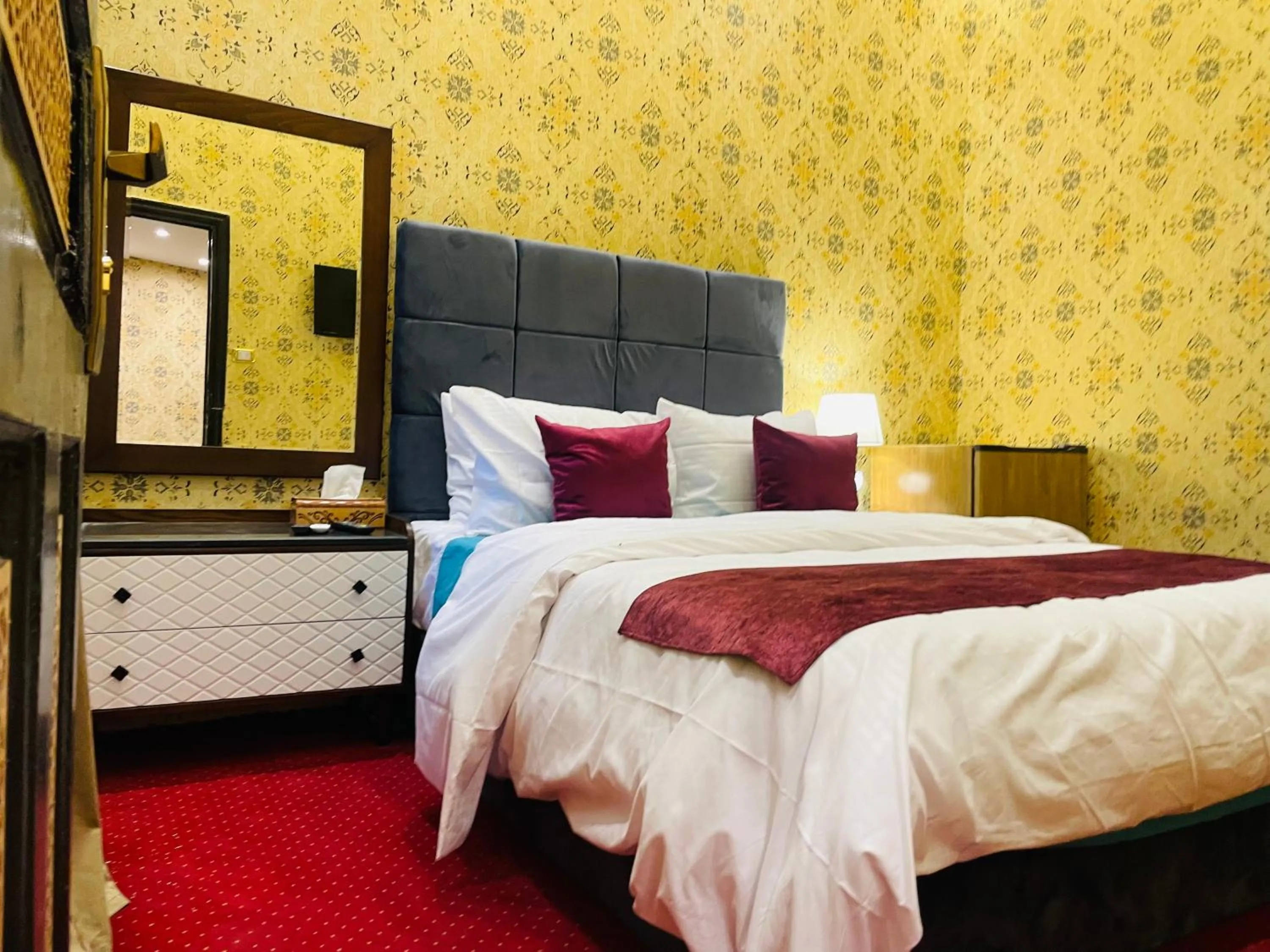 Photo of the whole room, Bed in Cairo Inn