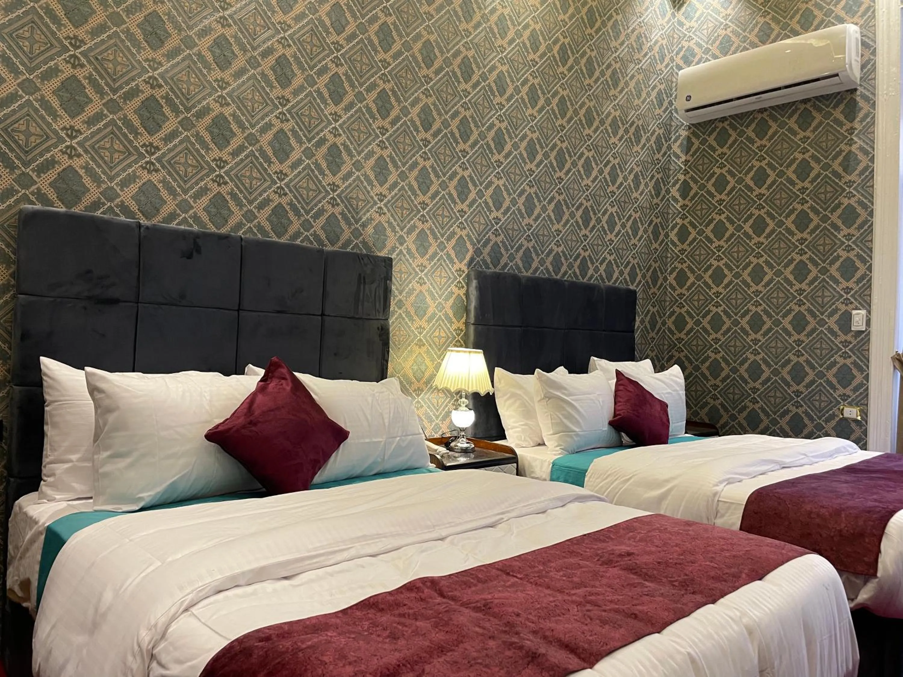 Photo of the whole room, Bed in Cairo Inn