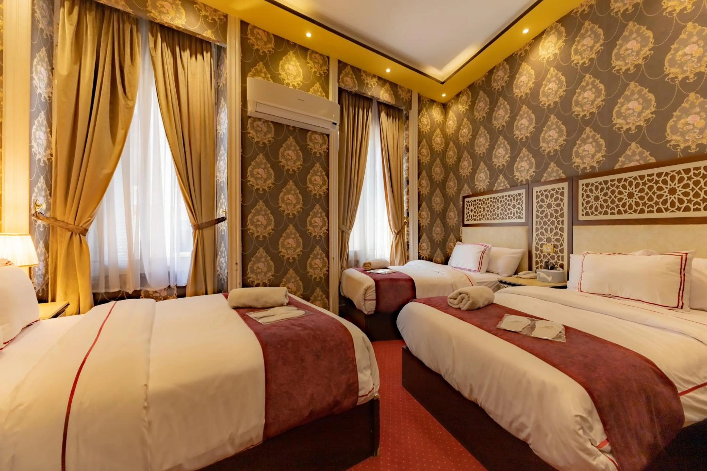 Photo of the whole room, Bed in Cairo Inn