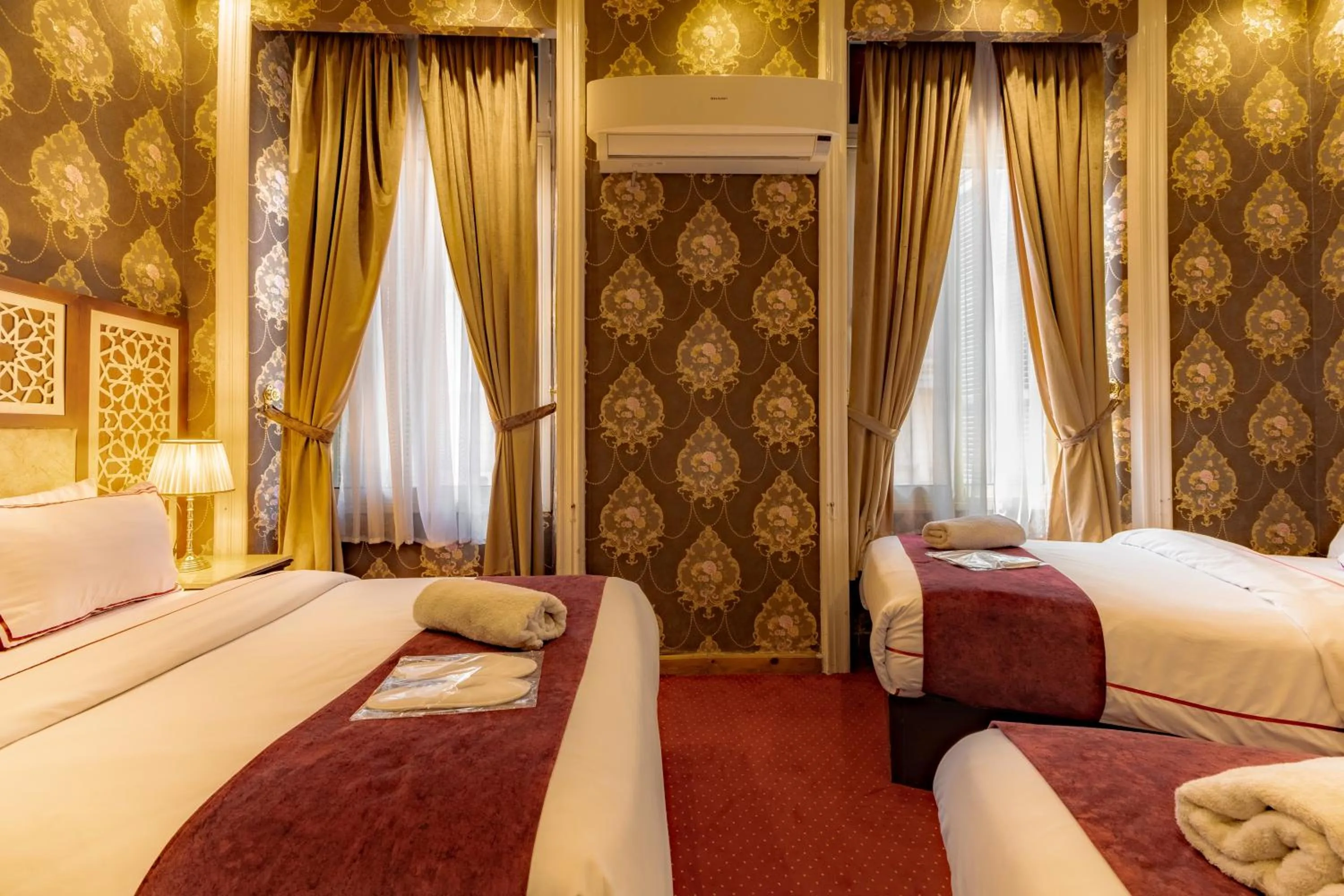 Photo of the whole room, Bed in Cairo Inn