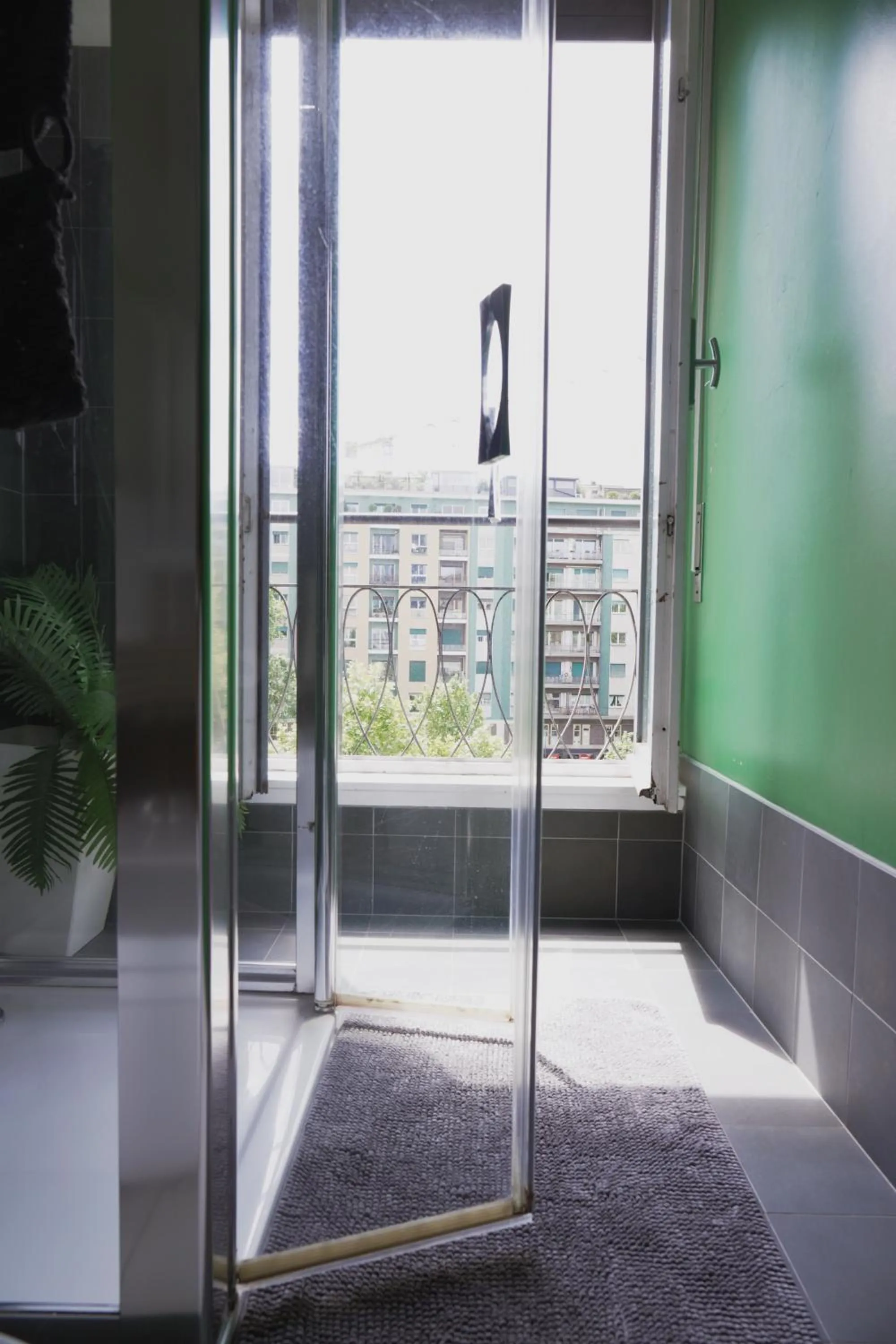 Shower in Porta Garibaldi