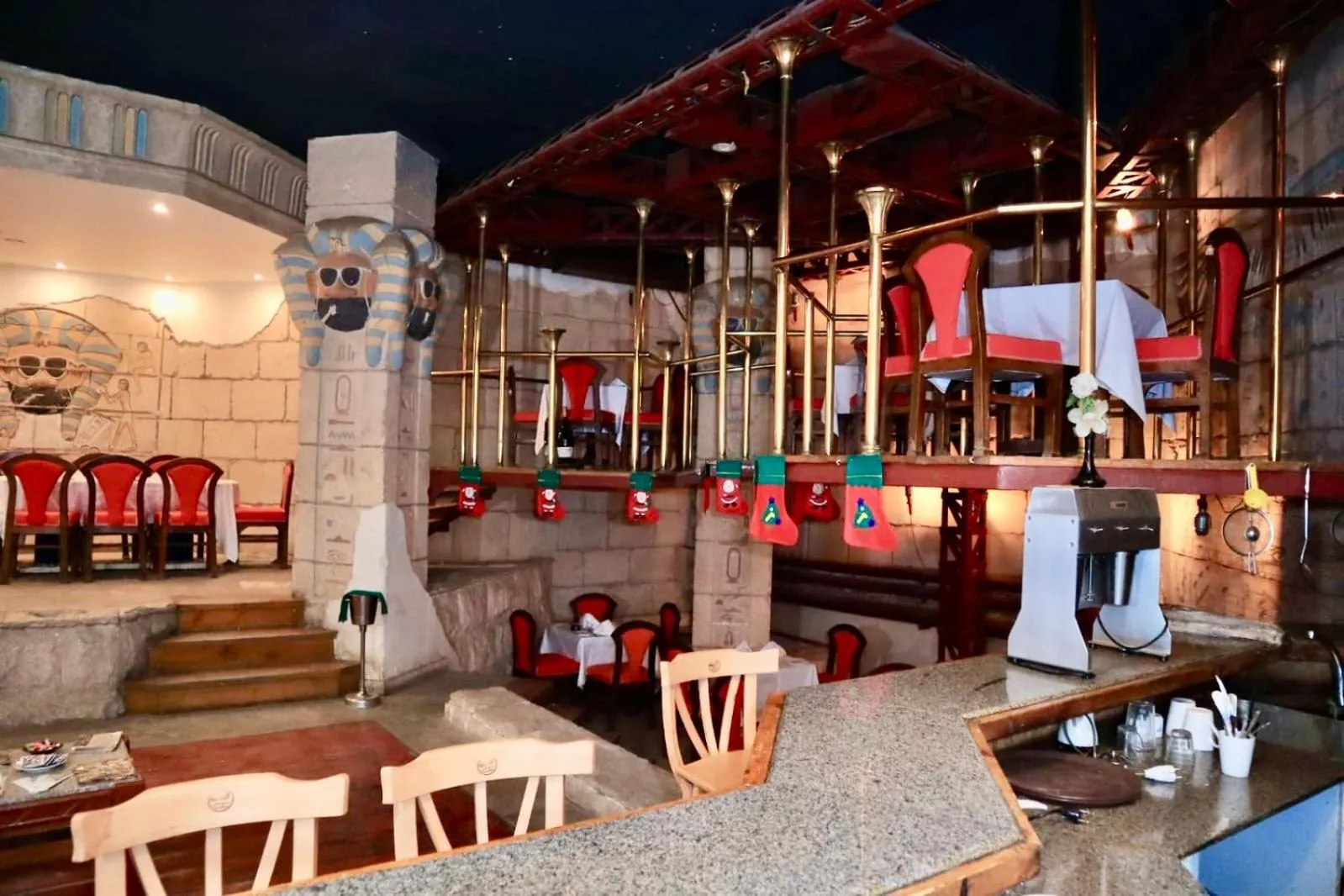 Restaurant/places to eat in Gaddis Hotel, Suites and Apartments