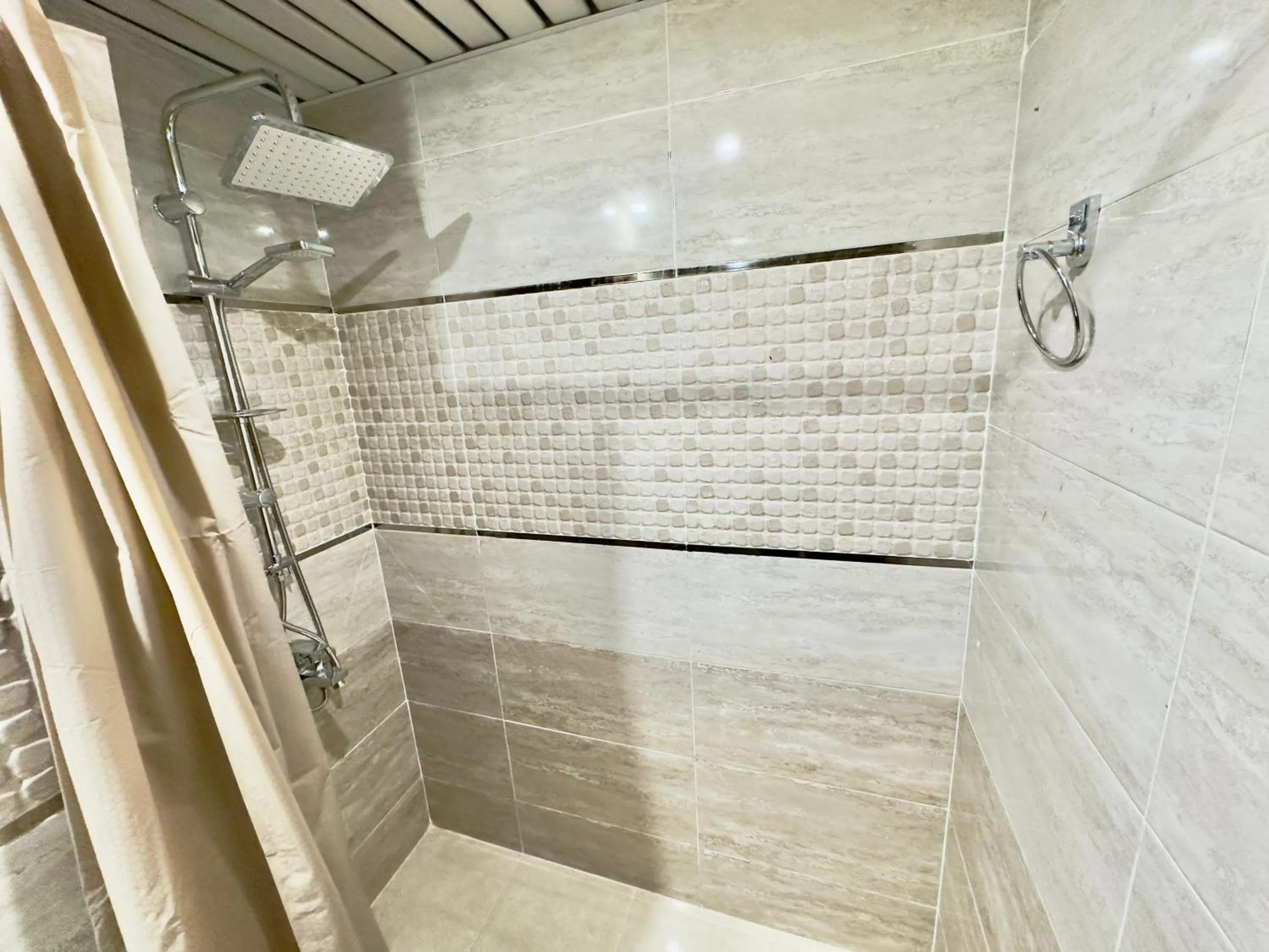 Shower in Gaddis Hotel, Suites and Apartments