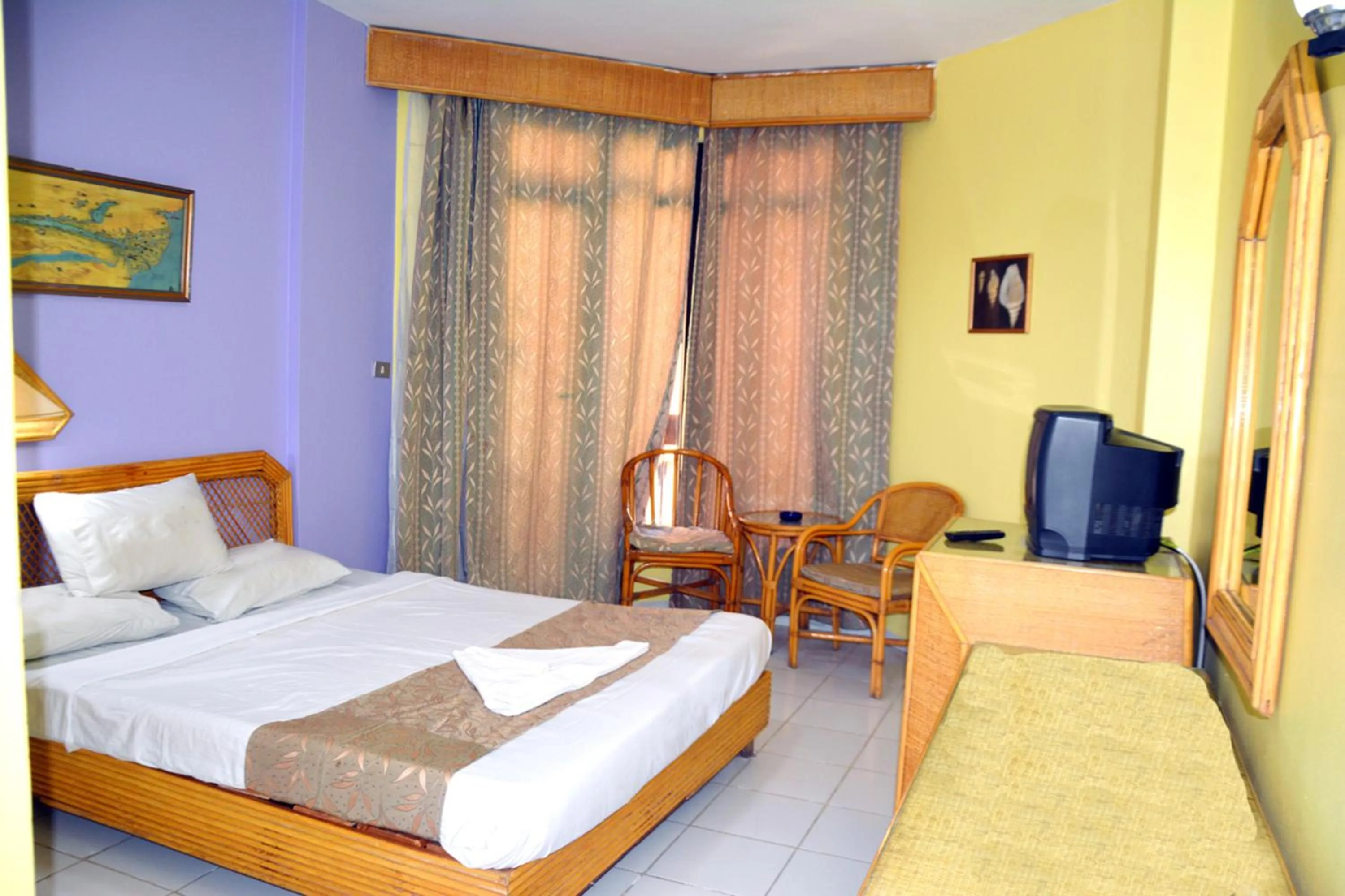 Bed in Gaddis Hotel, Suites and Apartments