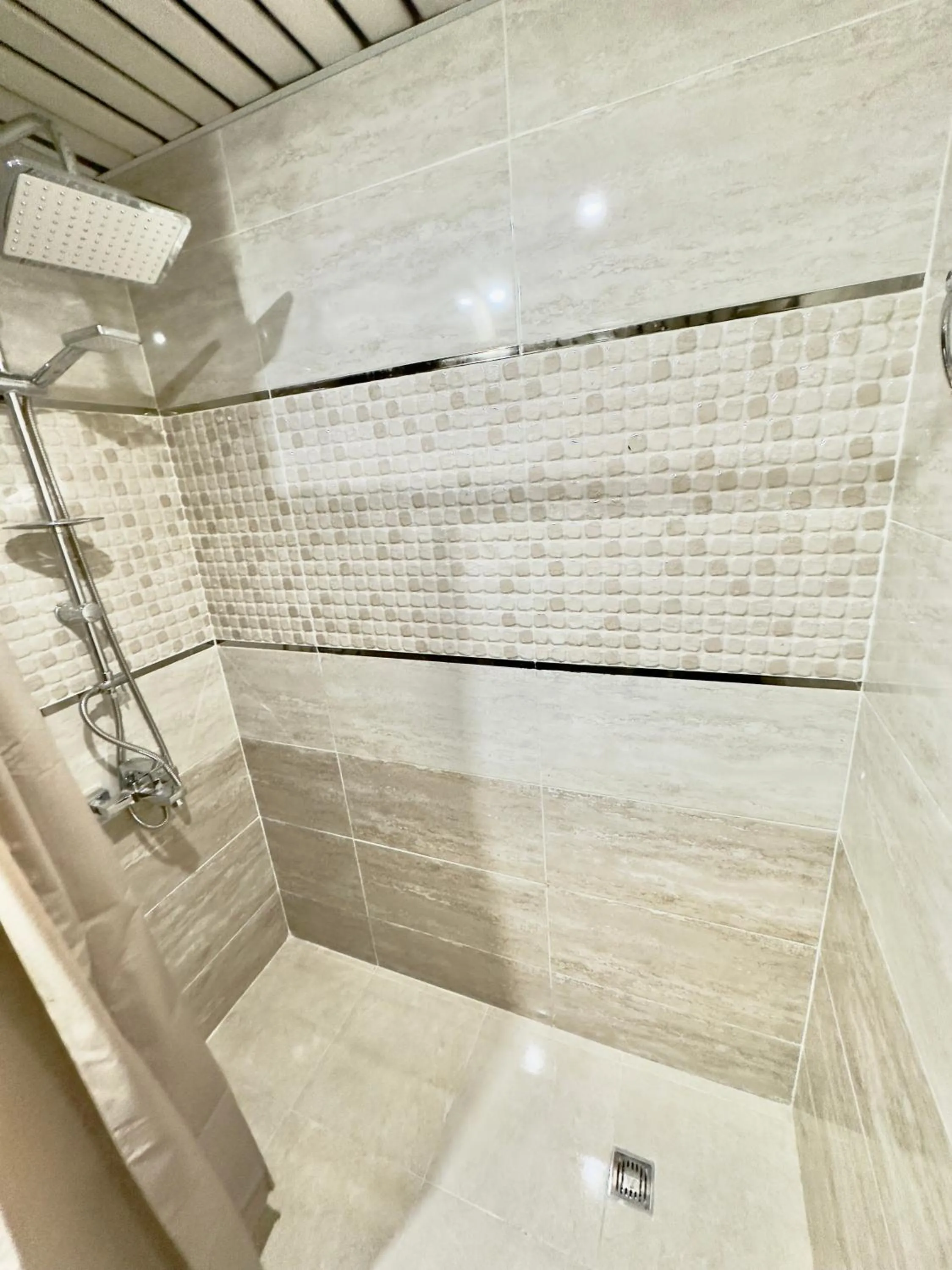 Shower in Gaddis Hotel, Suites and Apartments