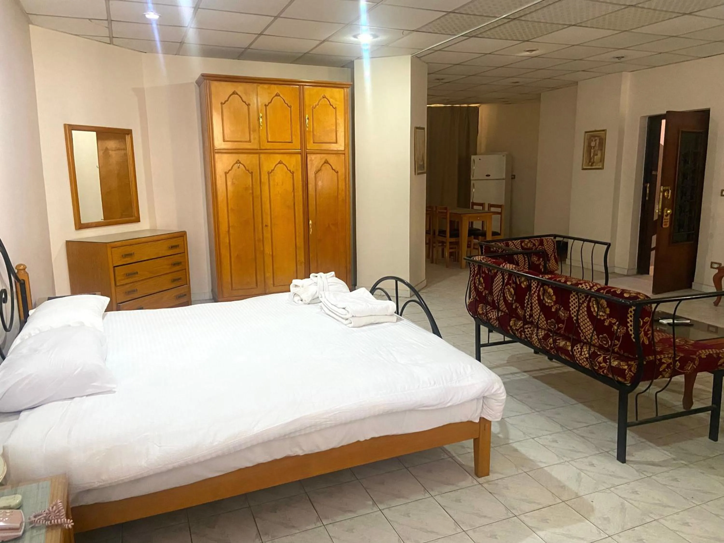 Bed in Gaddis Hotel, Suites and Apartments