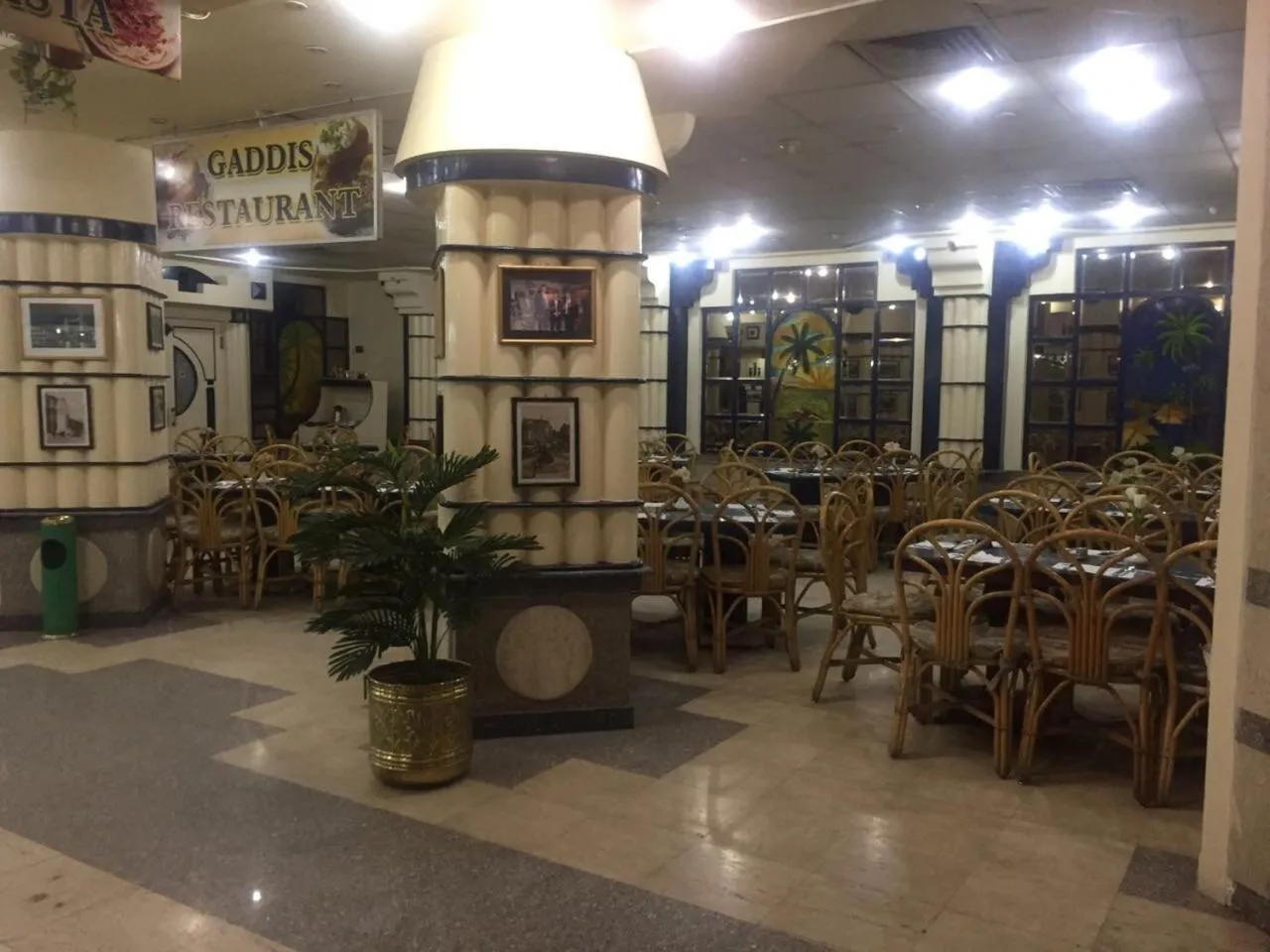 Restaurant/places to eat in Gaddis Hotel, Suites and Apartments