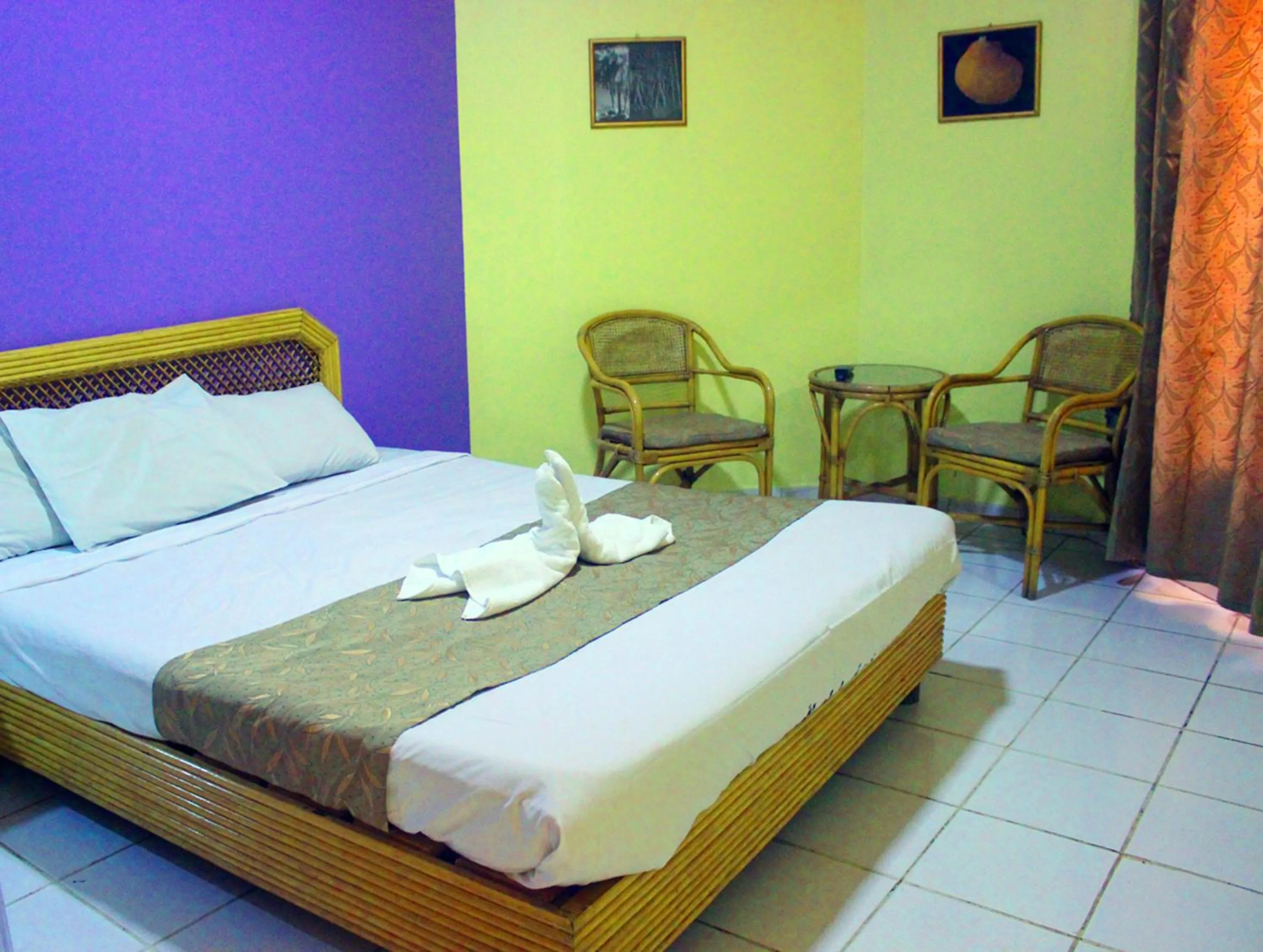 Bed in Gaddis Hotel, Suites and Apartments