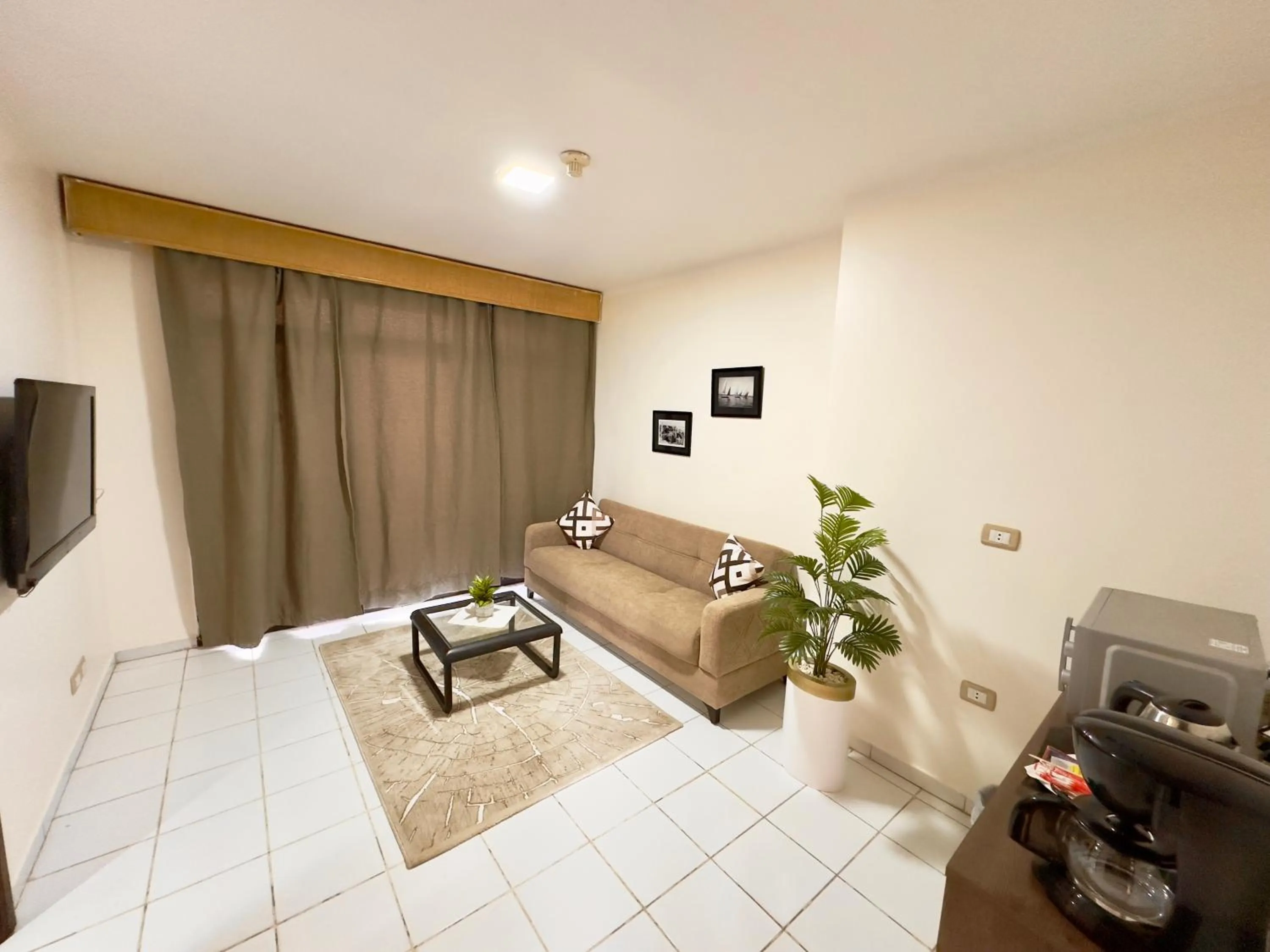 Seating area, Bed in Gaddis Hotel, Suites and Apartments