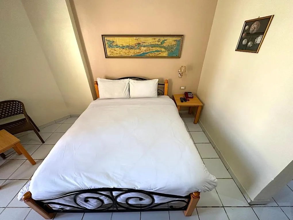 Bed in Gaddis Hotel, Suites and Apartments