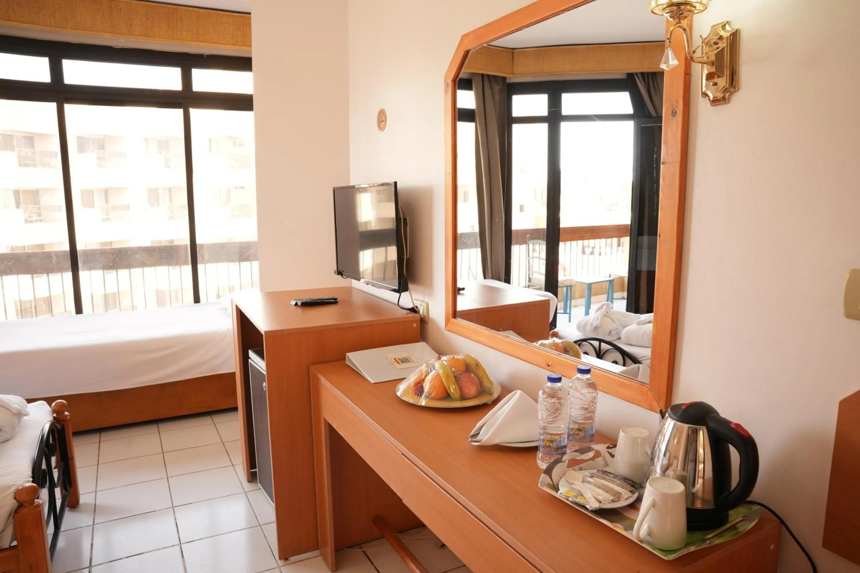 Coffee/tea facilities, Bed in Gaddis Hotel, Suites and Apartments