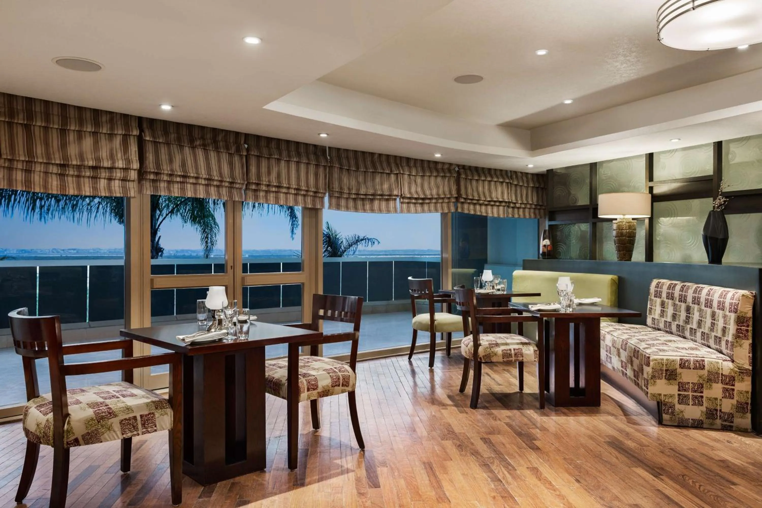 Restaurant/places to eat in Radisson Blu Hotel & Convention Center, Alexandria