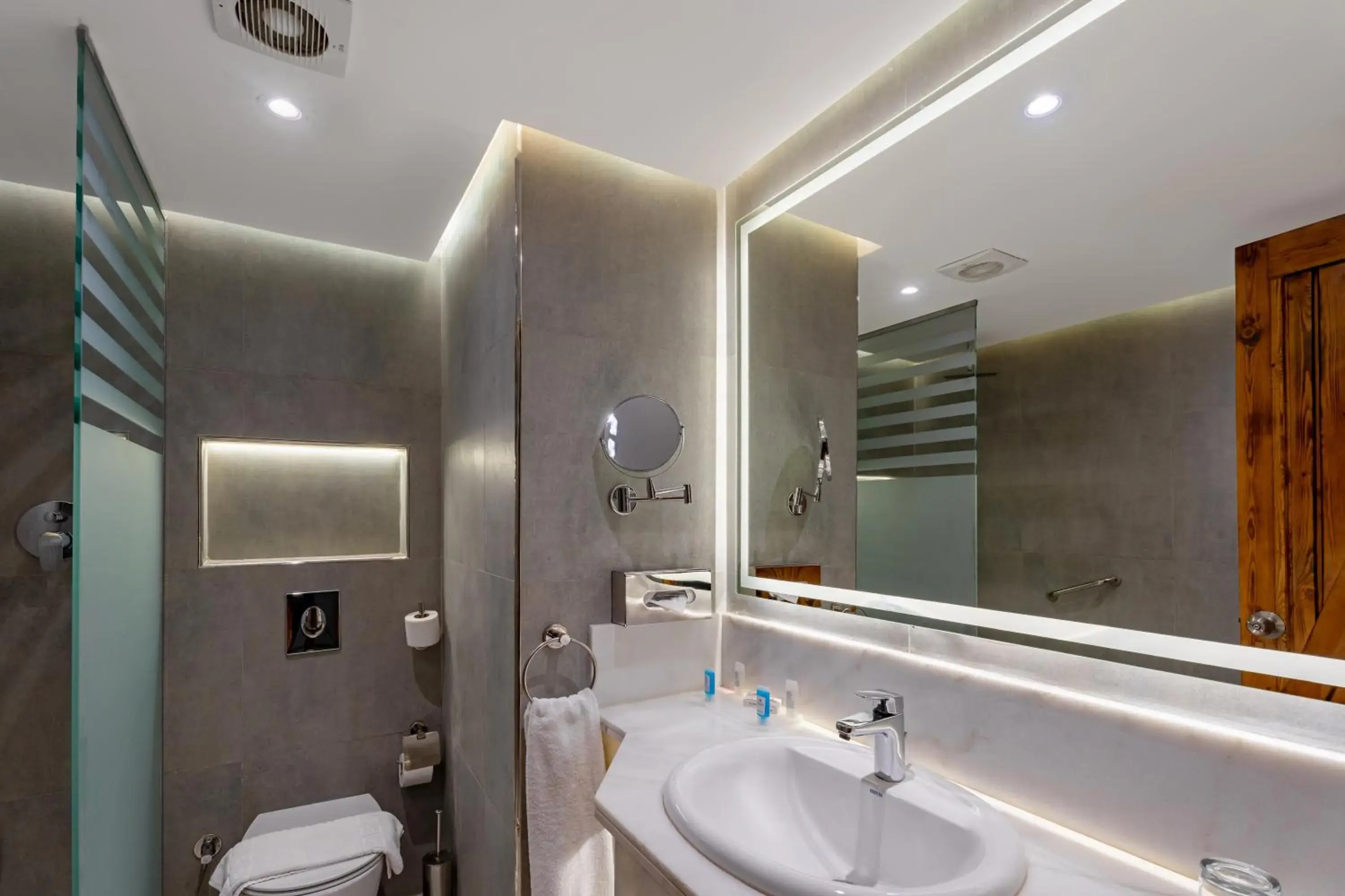 Bathroom in Sunny Days Palma De Mirette Resort & Spa Bathroom in Sunny Days Palma De Mirette Resort & Spa