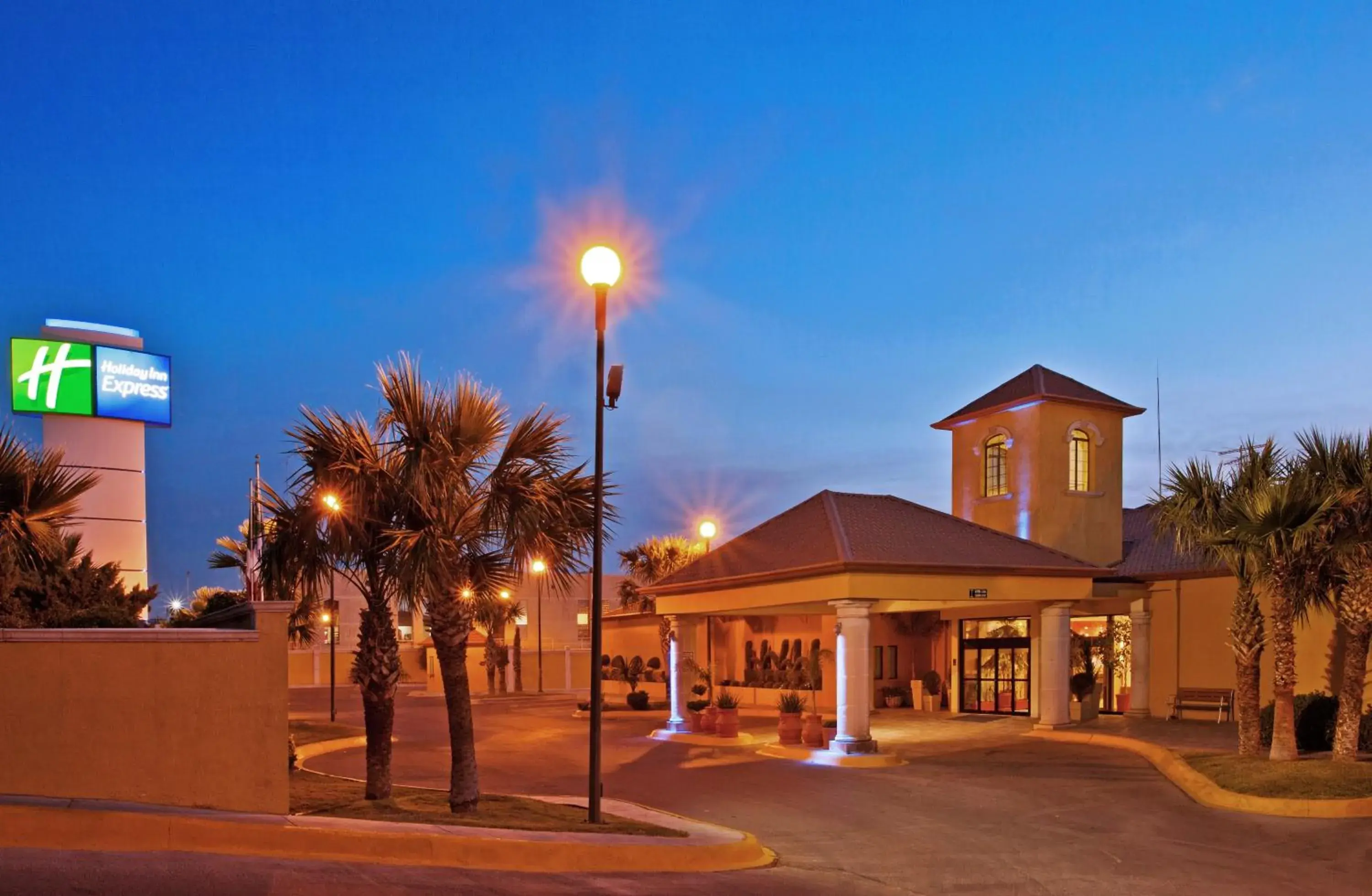 Property building in Holiday Inn Express Chihuahua by IHG Property building in Holiday Inn Express Chihuahua by IHG