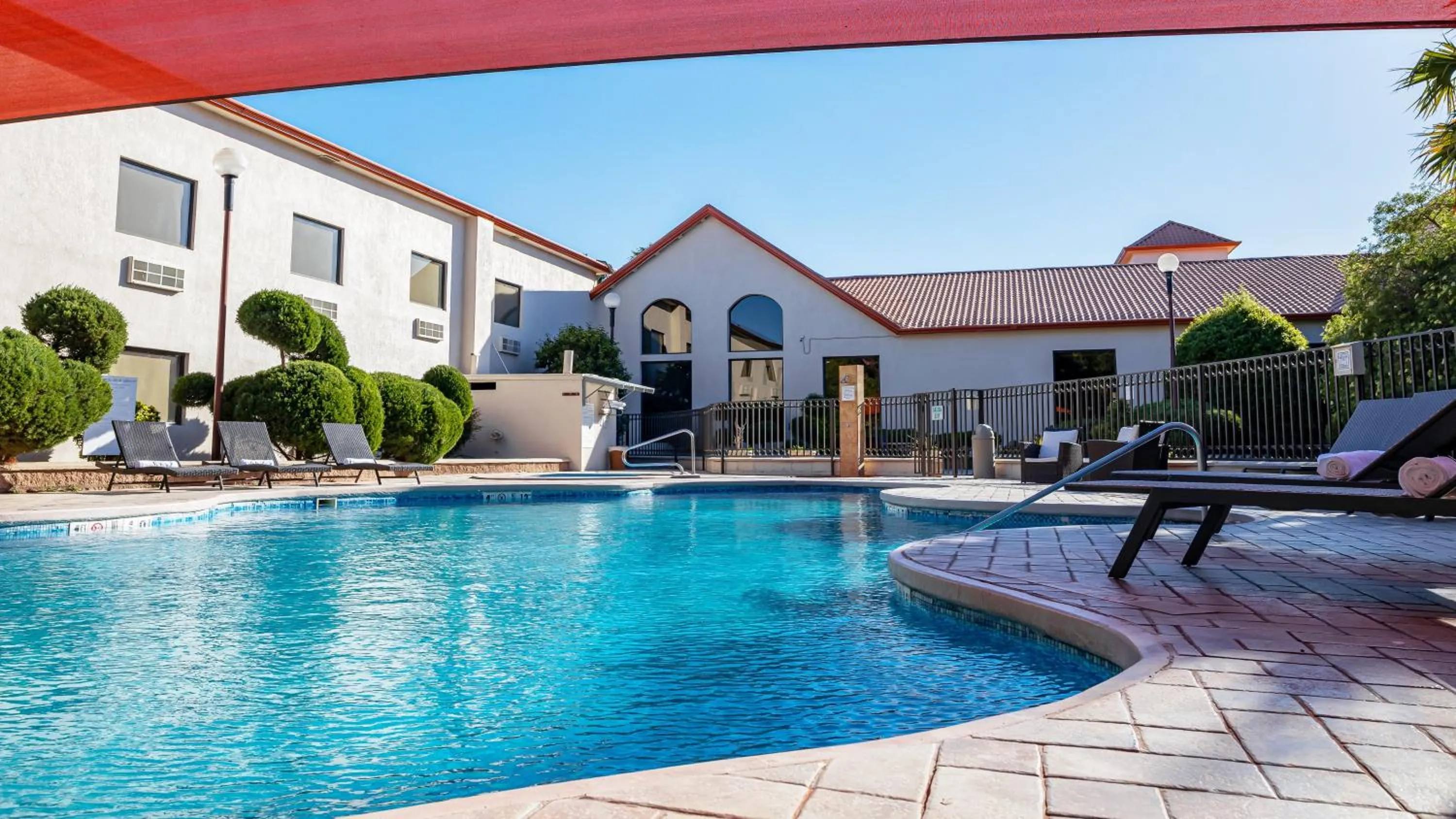 Swimming pool in Holiday Inn Express Chihuahua by IHG