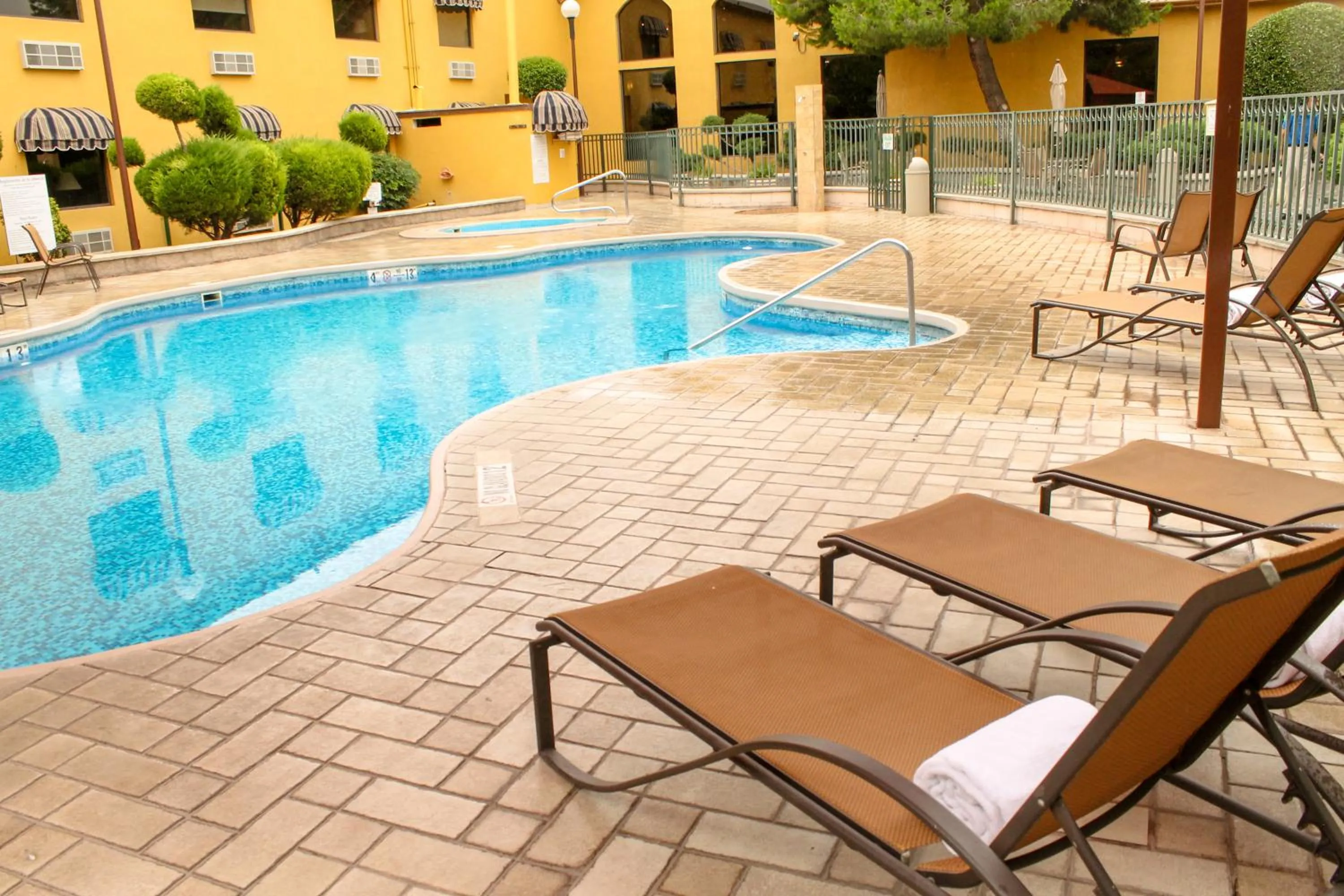 Swimming pool in Holiday Inn Express Chihuahua by IHG