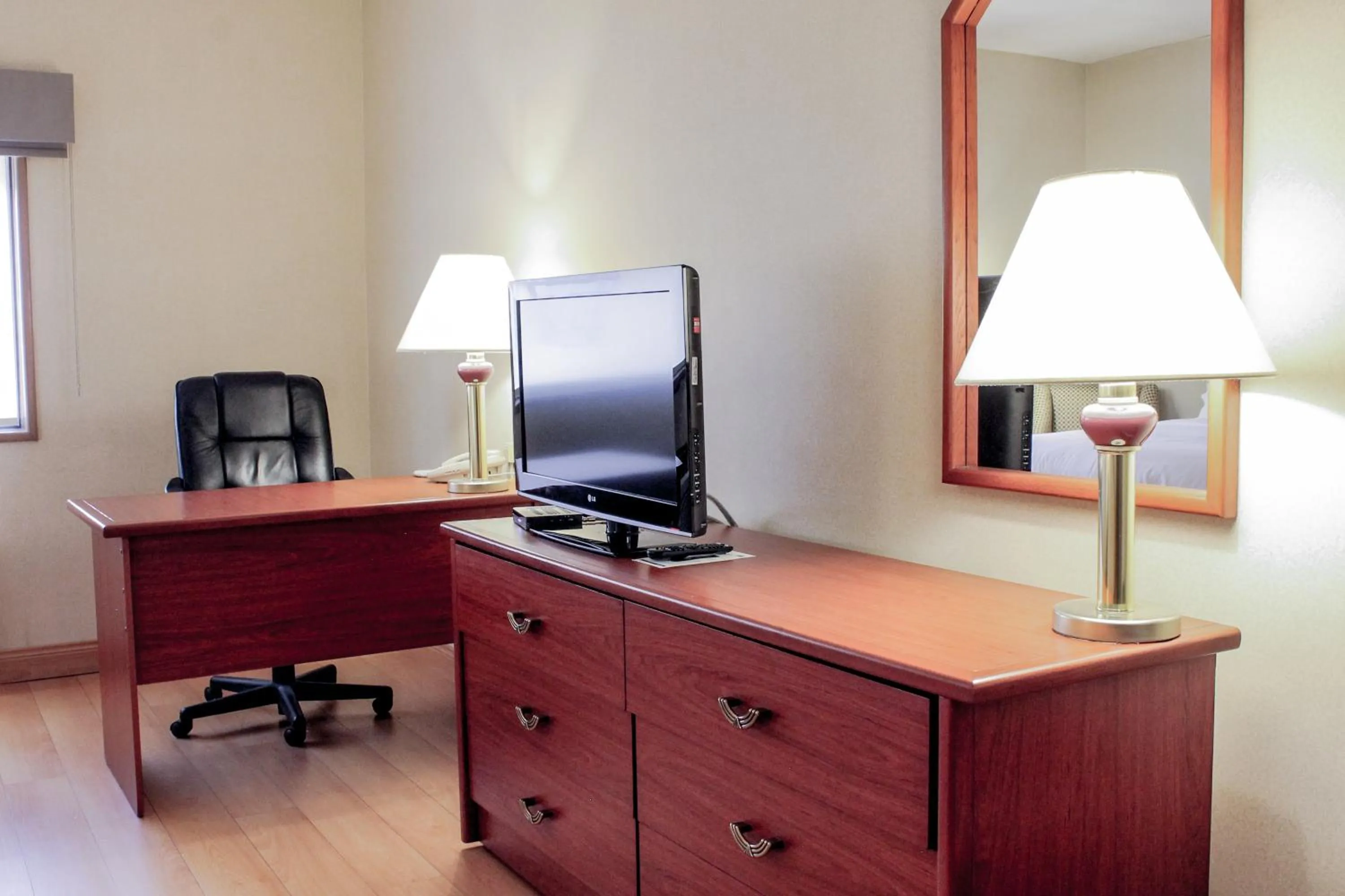 TV and multimedia in Holiday Inn Express Chihuahua by IHG