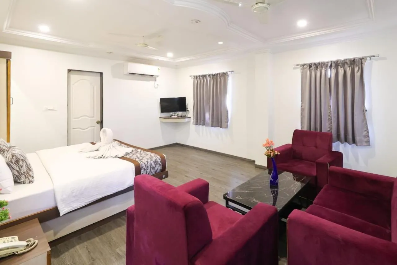 Living room, Bed in Hotel Jeet Paradise