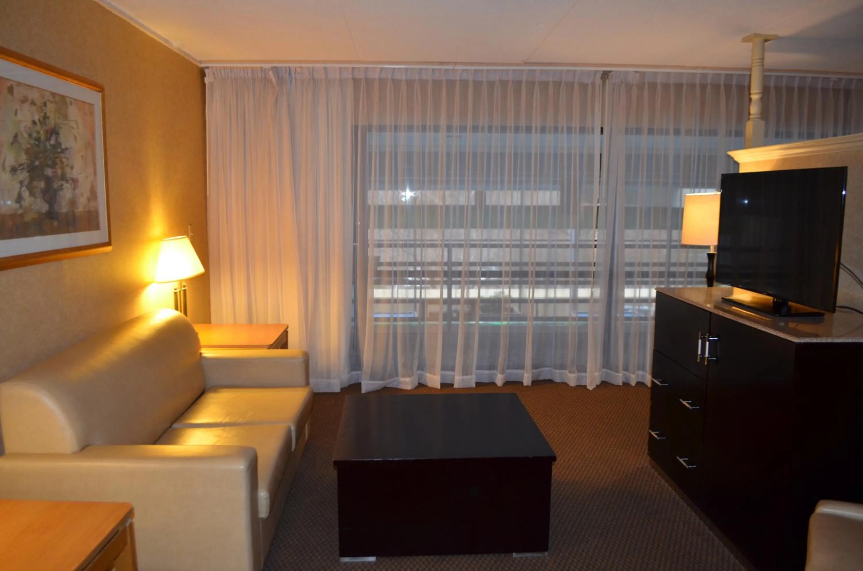 Photo of the whole room, Seating Area in Liyo Inn