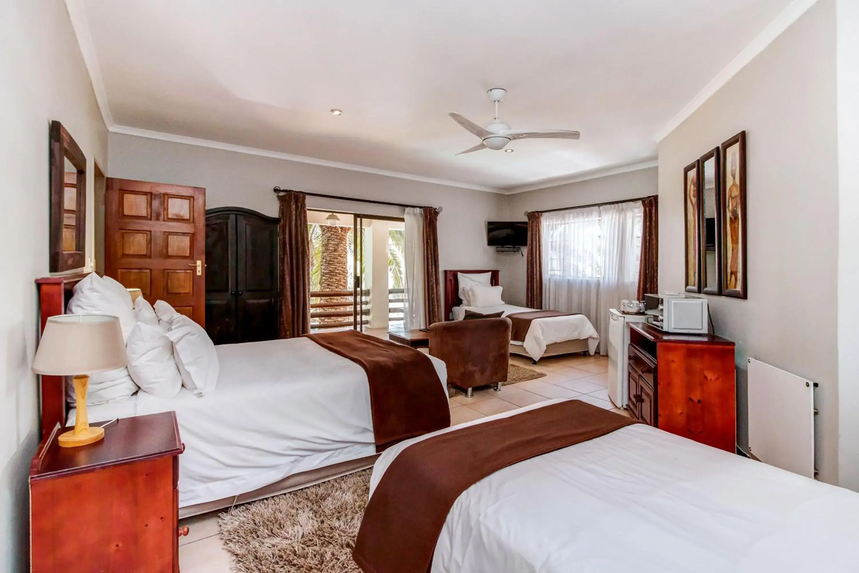 First Floor Family Studio - single occupancy - Big Five in Dalberry Guest House First Floor Family Studio - single occupancy - Big Five in Dalberry Guest House