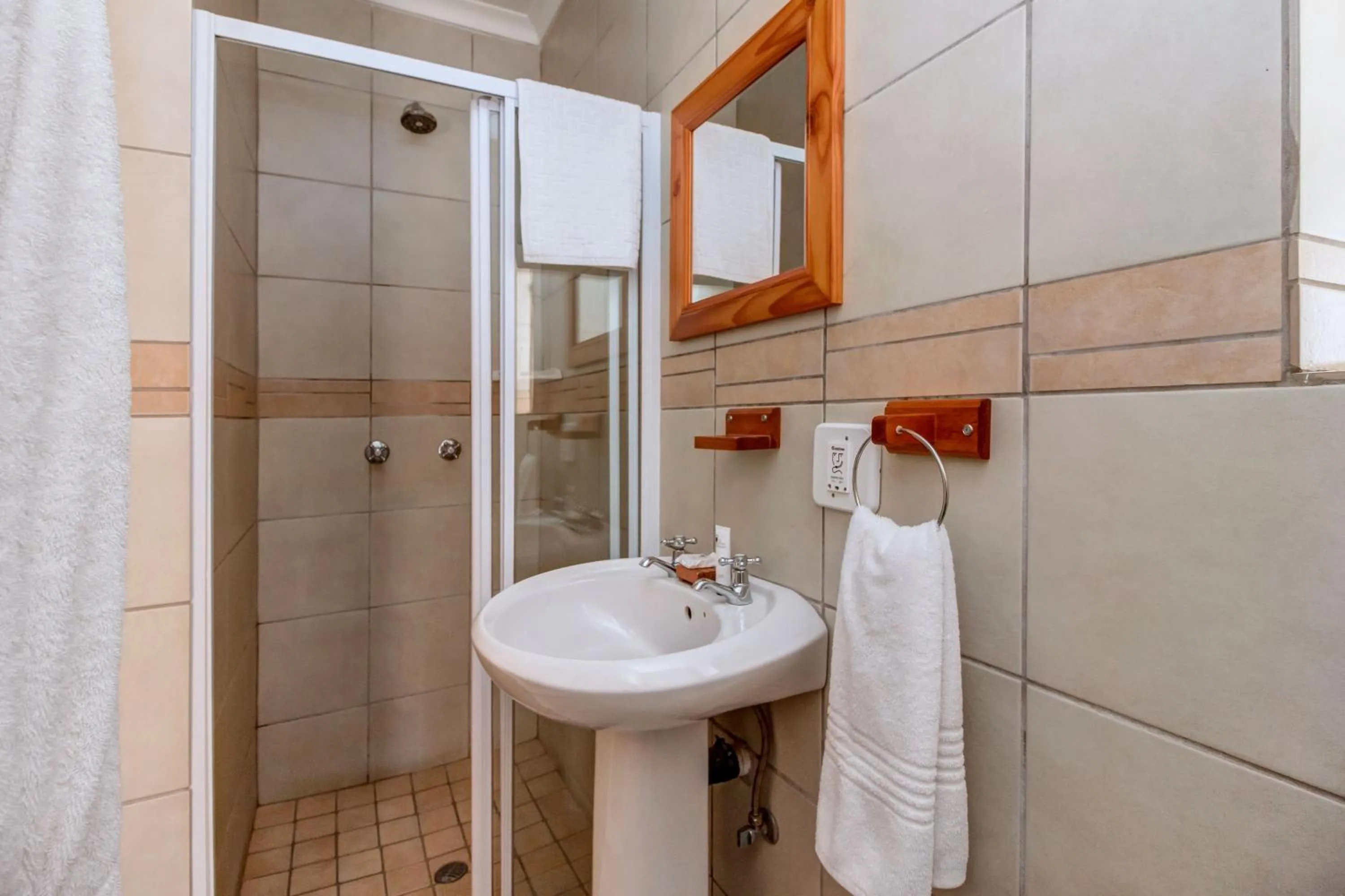 Queen Room - single occupancy - Lodge 5 in Dalberry Guest House