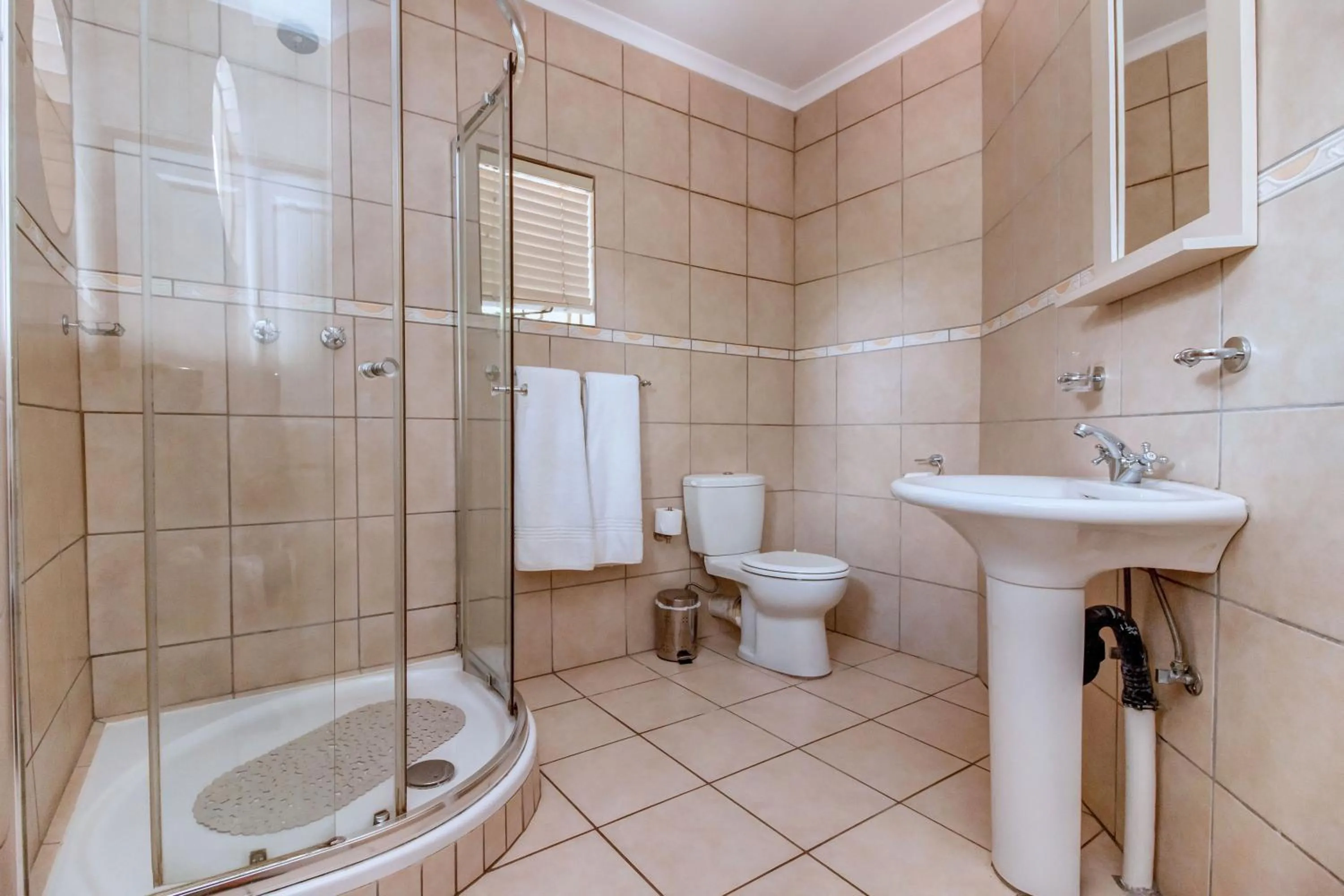 First Floor Family Studio - single occupancy - Big Five in Dalberry Guest House