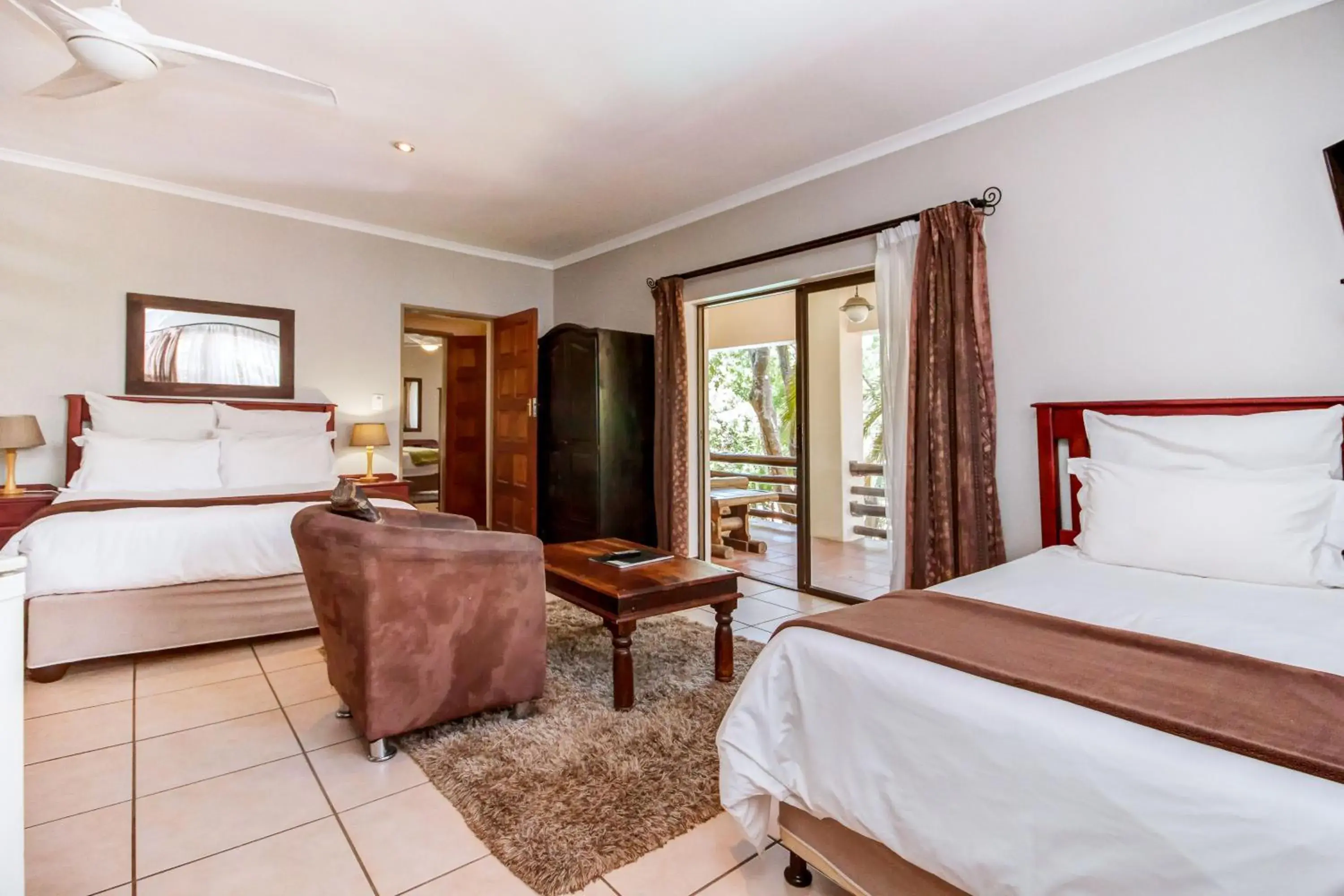 First Floor Family Studio - single occupancy - Big Five in Dalberry Guest House First Floor Family Studio - single occupancy - Big Five in Dalberry Guest House