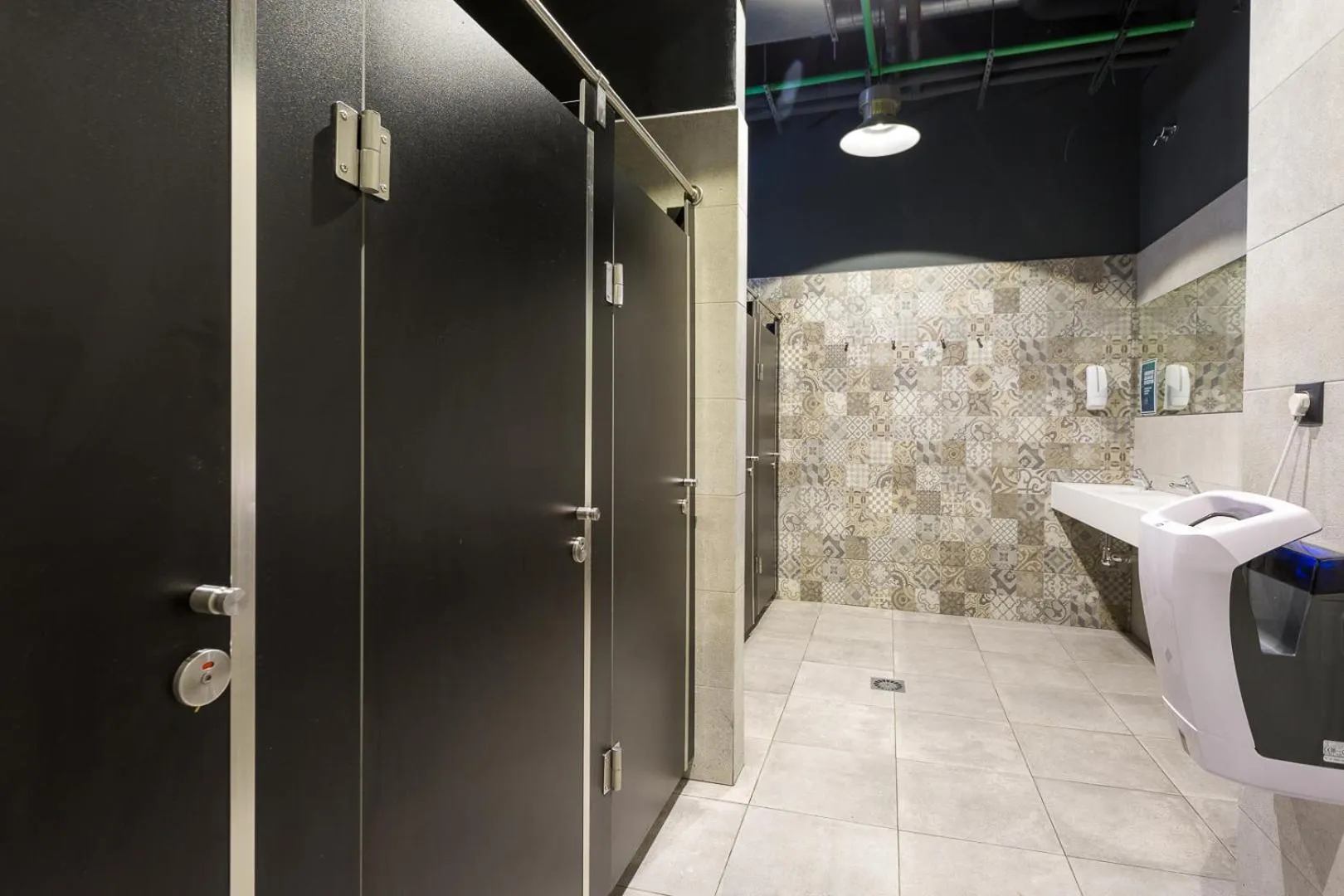 Shower in Black Swan Hostel Sevilla