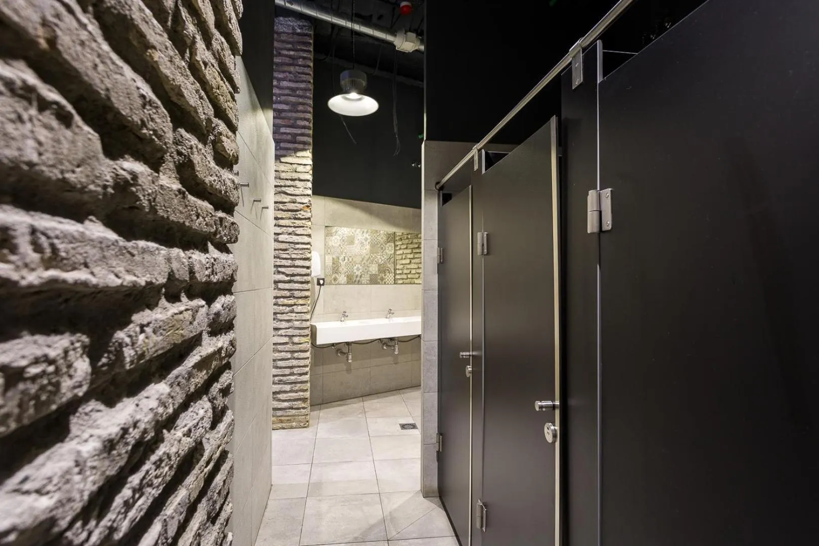 Shower in Black Swan Hostel Sevilla