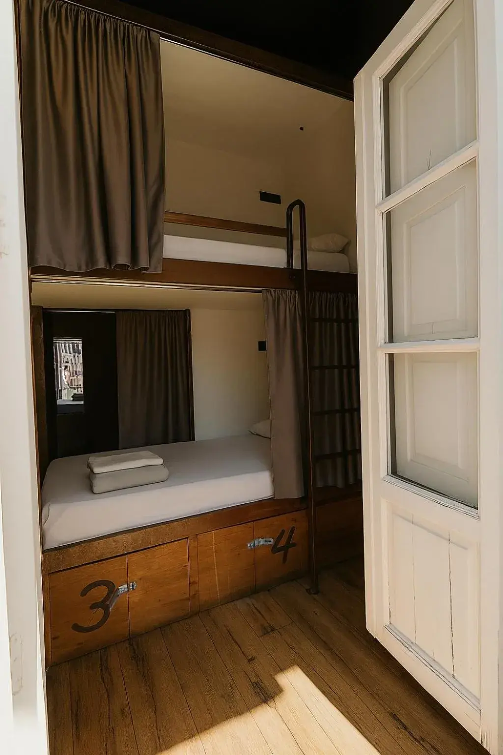 Bed in 8-Bed Female Dormitory Room in Black Swan Hostel Sevilla Bed in 8-Bed Female Dormitory Room in Black Swan Hostel Sevilla