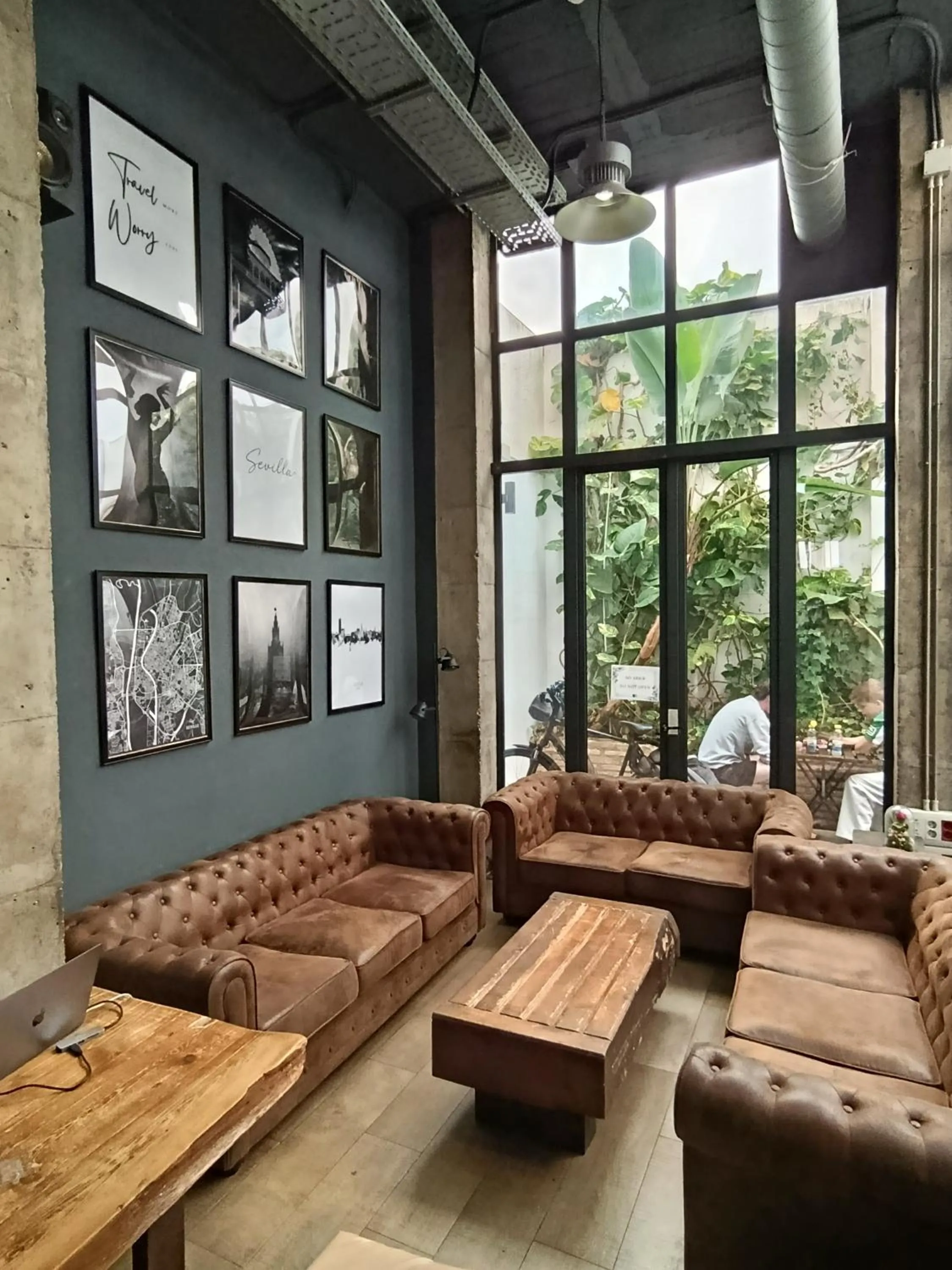 Living room in Black Swan Hostel Sevilla