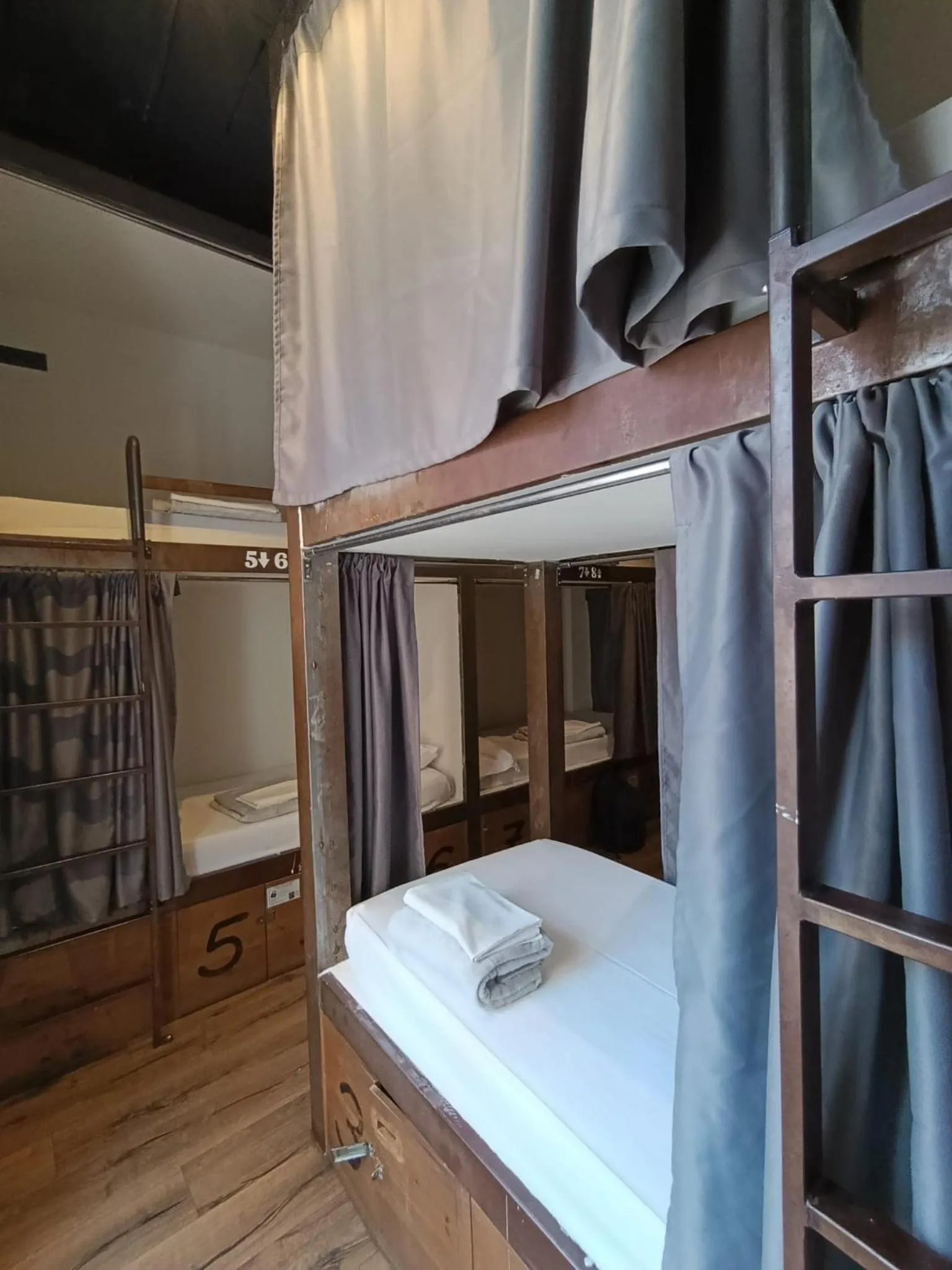 Bathroom, Bed in Black Swan Hostel Sevilla