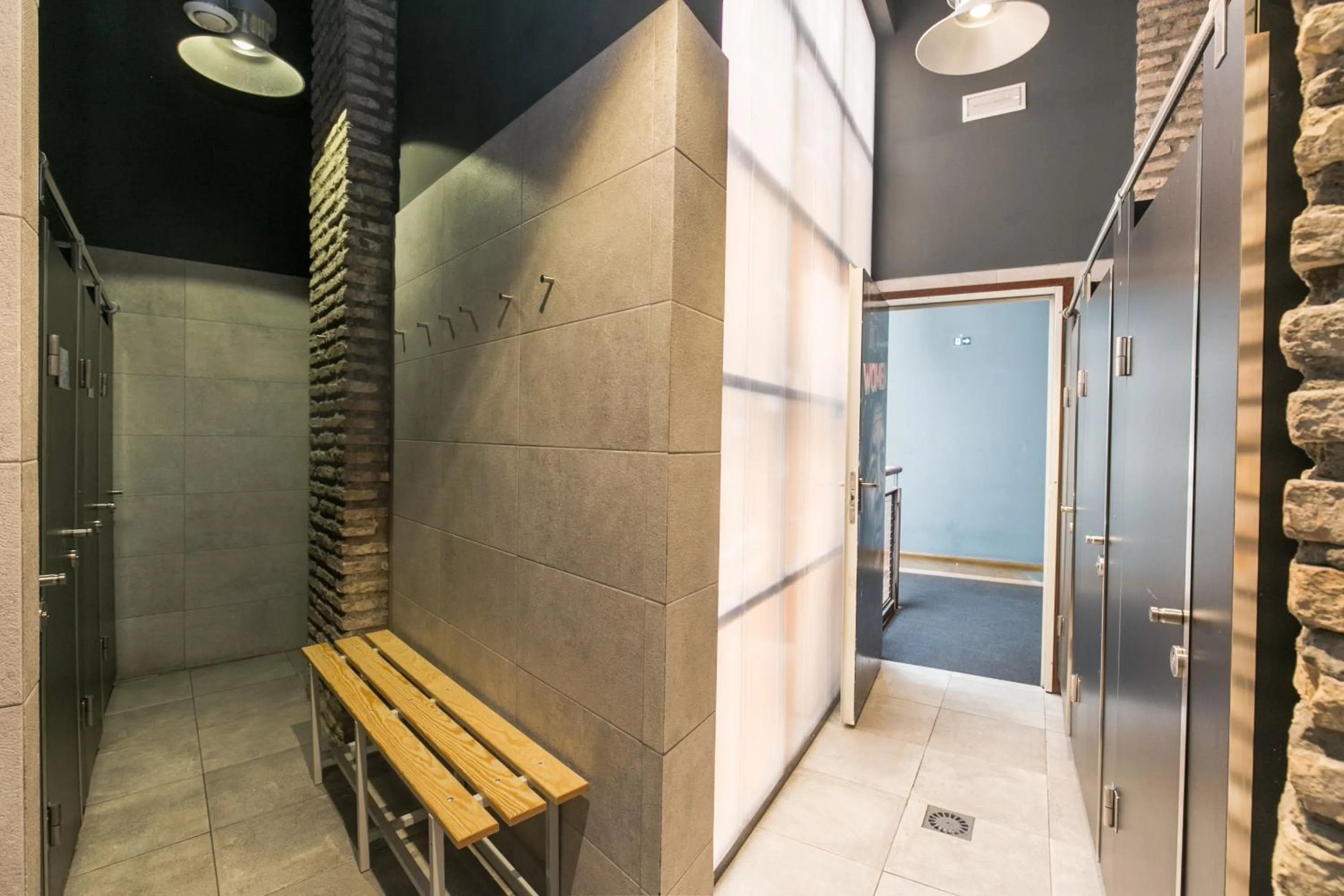 Shower in Black Swan Hostel Sevilla