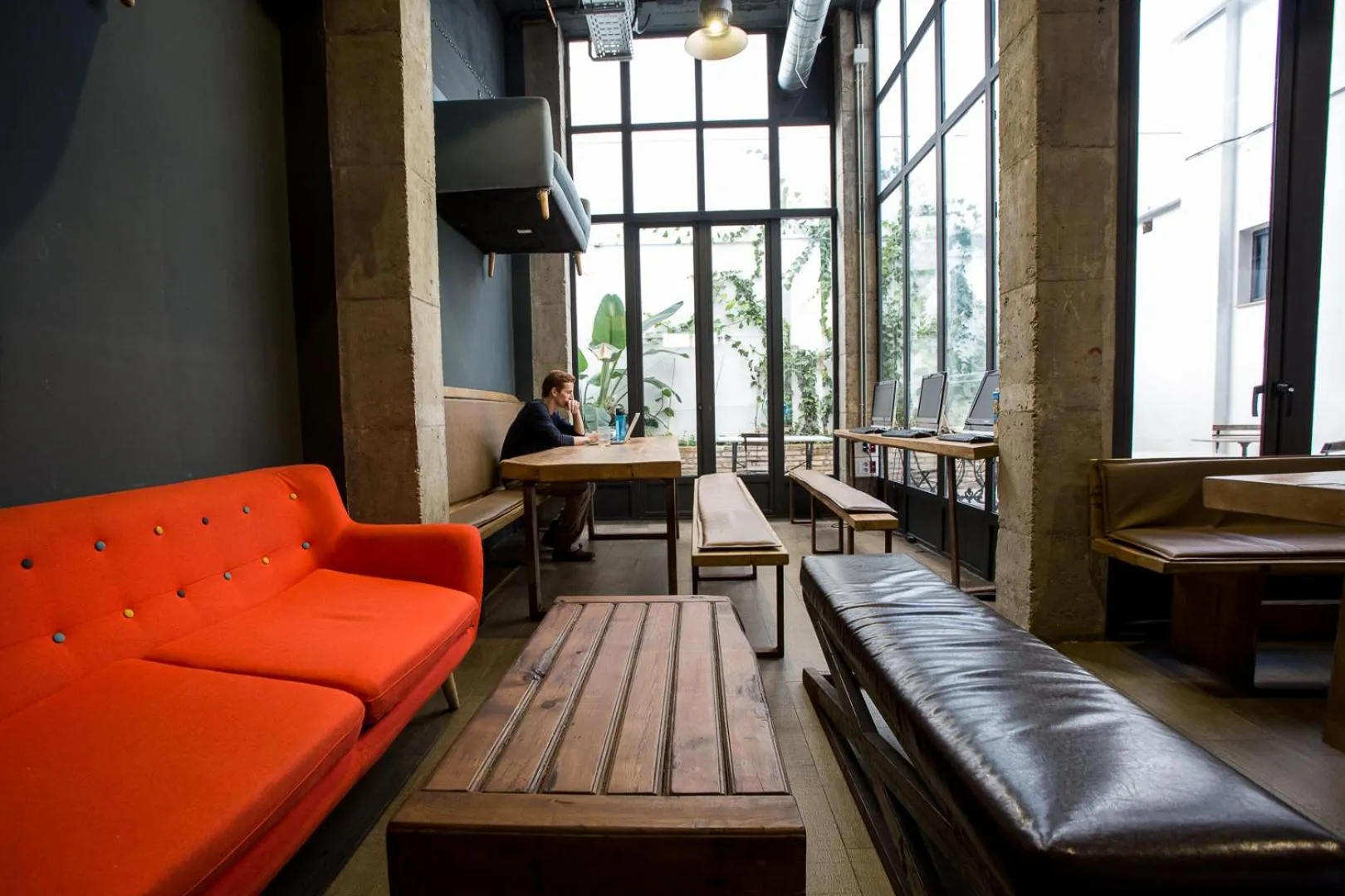 Area and facilities in Black Swan Hostel Sevilla