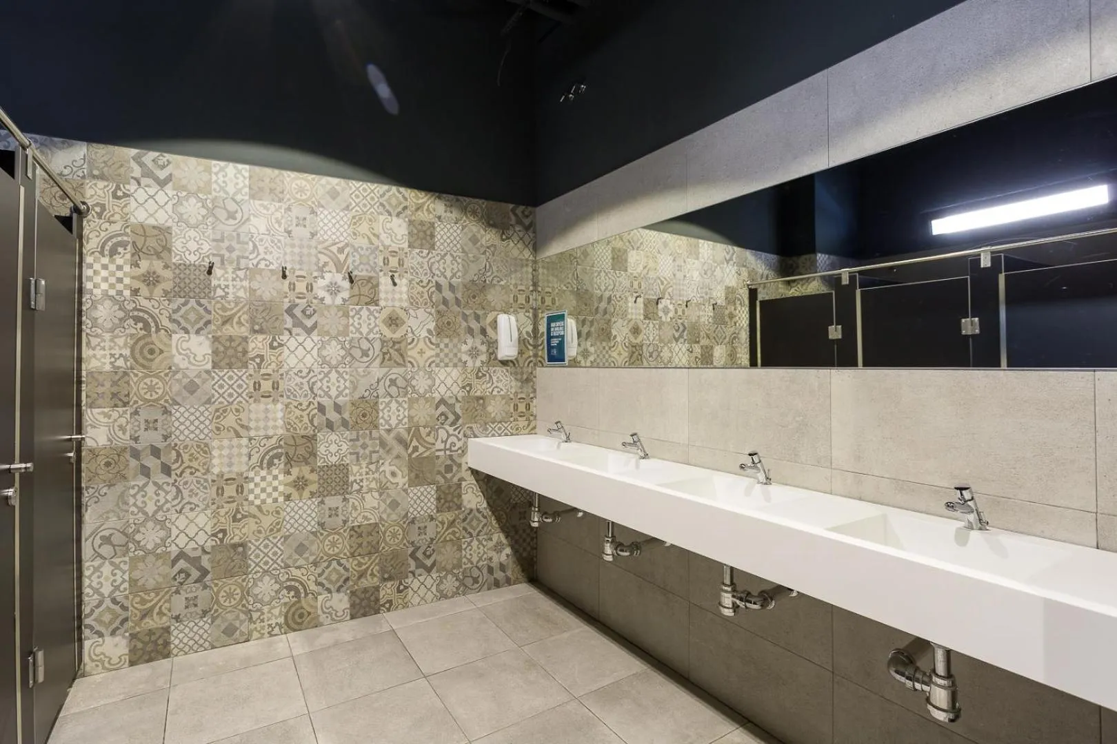 Shower in Black Swan Hostel Sevilla