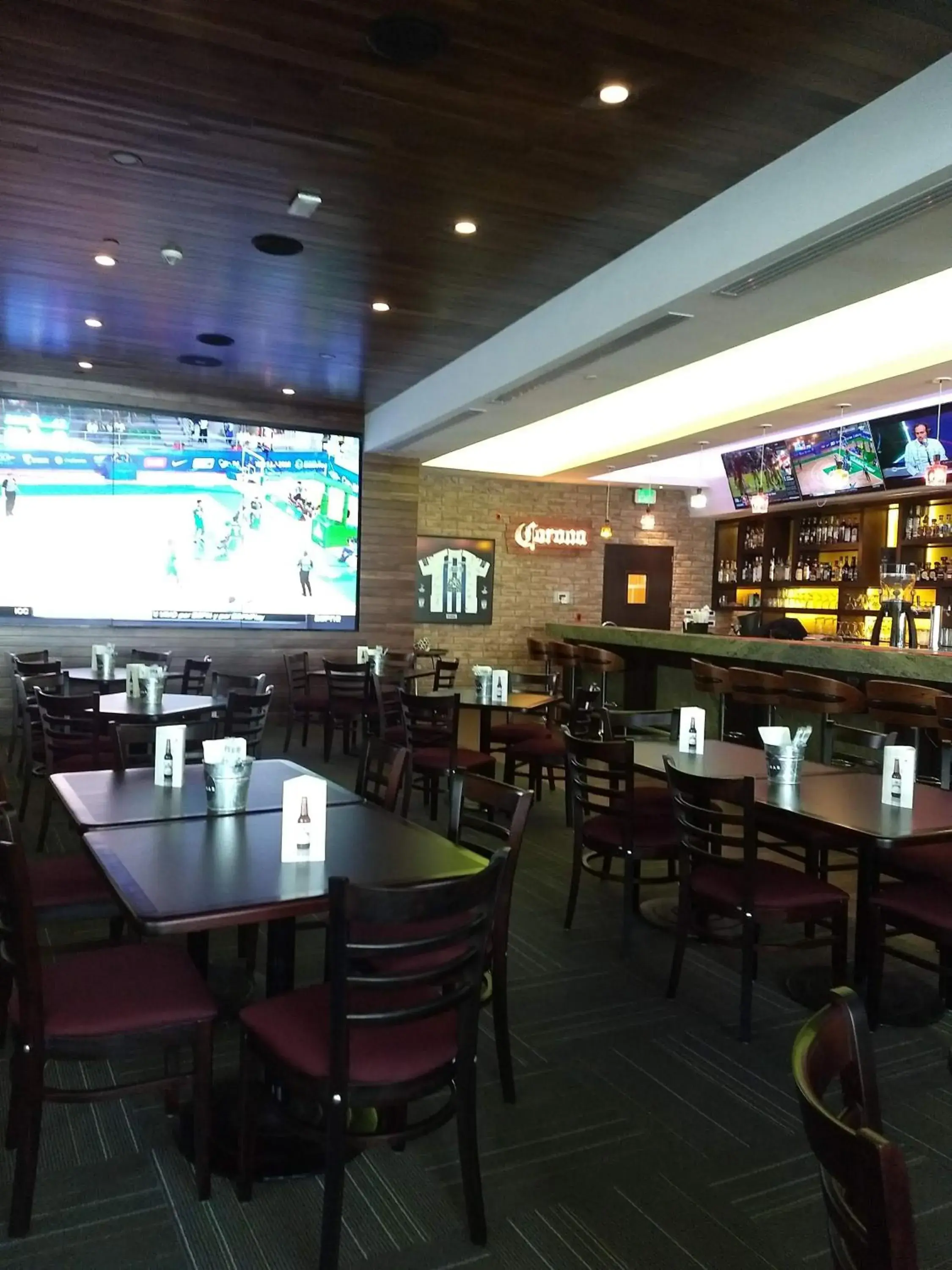 Lounge or bar in Crowne Plaza Leon by IHG Lounge or bar in Crowne Plaza Leon by IHG