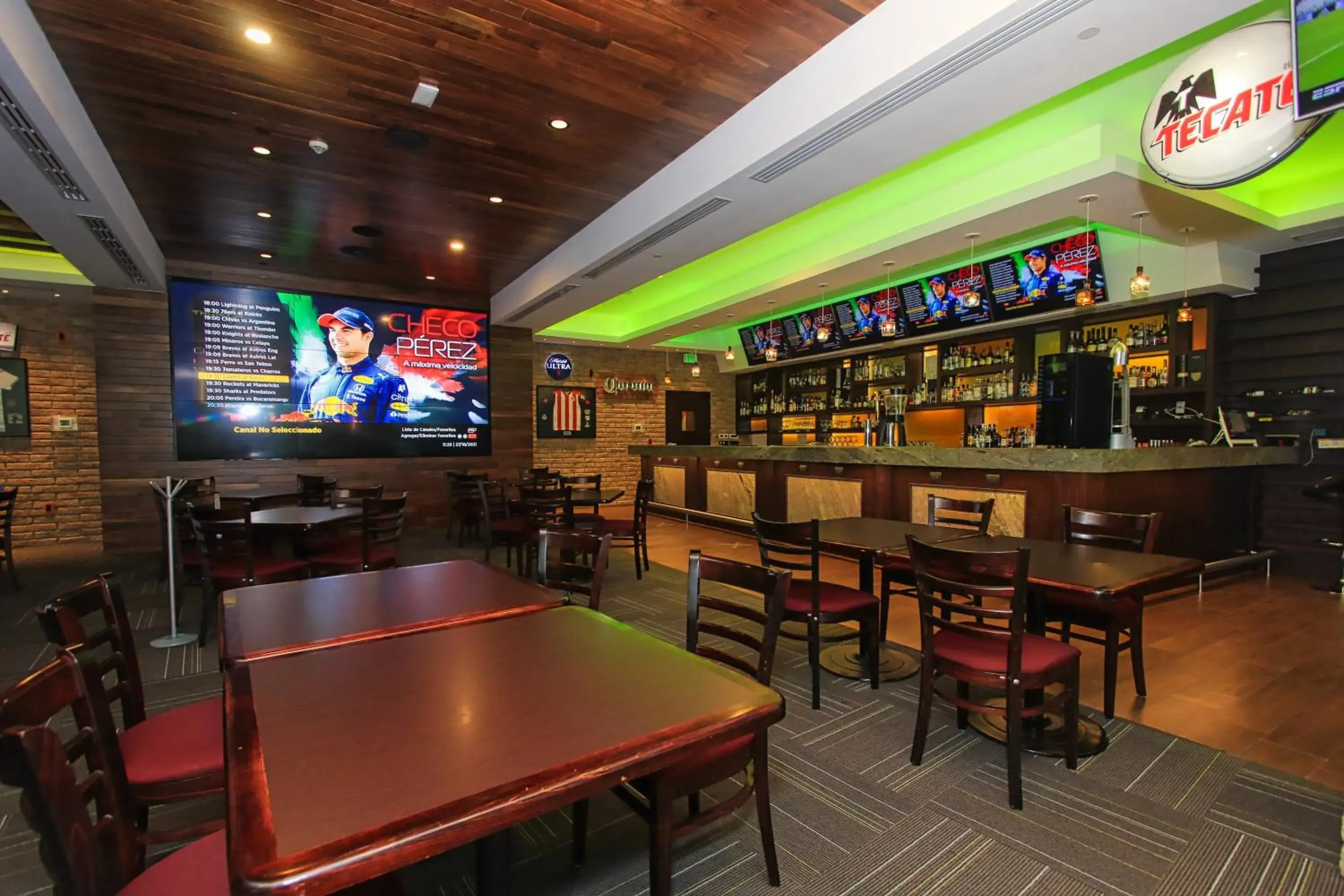 Lounge or bar in Crowne Plaza Leon by IHG Lounge or bar in Crowne Plaza Leon by IHG