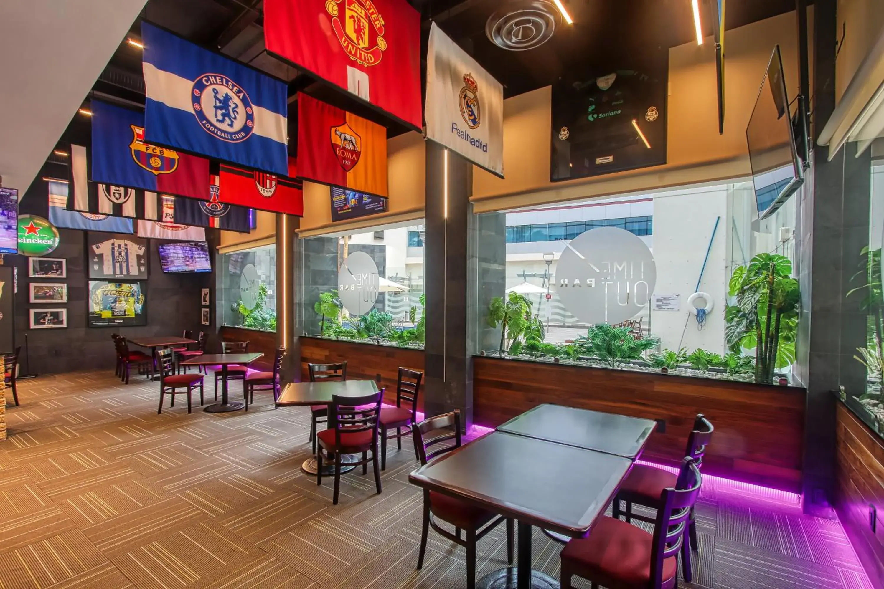 Lounge or bar in Crowne Plaza Leon by IHG Lounge or bar in Crowne Plaza Leon by IHG