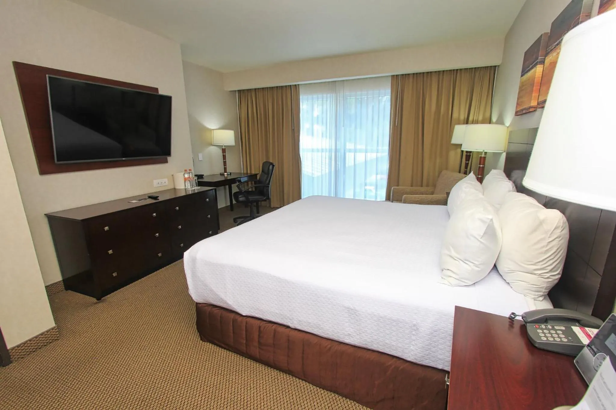 Photo of the whole room, Bed in Crowne Plaza Leon by IHG