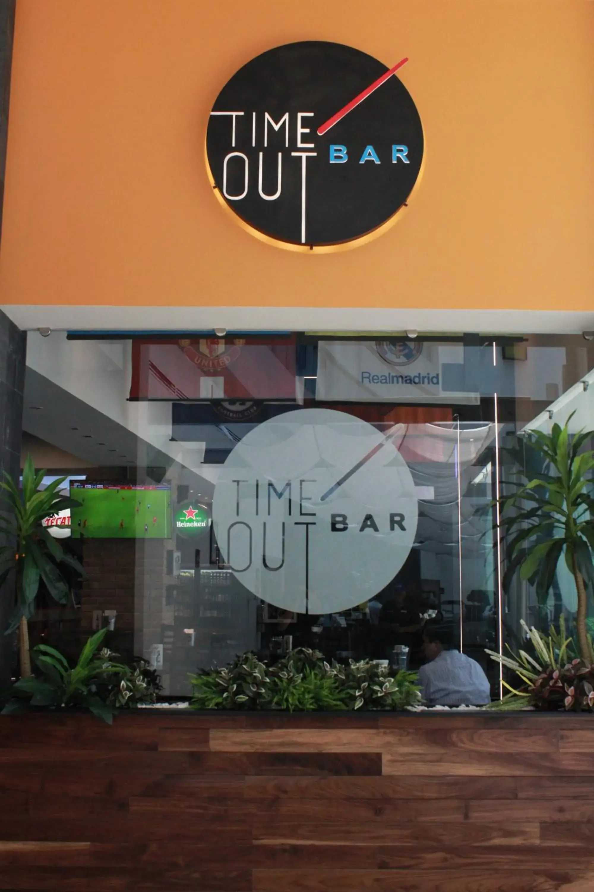 Lounge or bar in Crowne Plaza Leon by IHG Lounge or bar in Crowne Plaza Leon by IHG