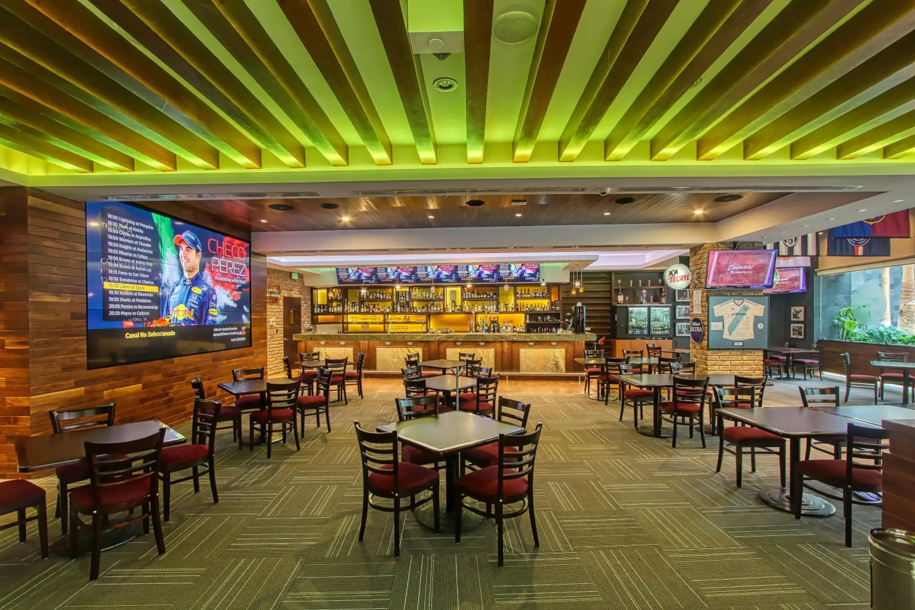 Lounge or bar in Crowne Plaza Leon by IHG Lounge or bar in Crowne Plaza Leon by IHG