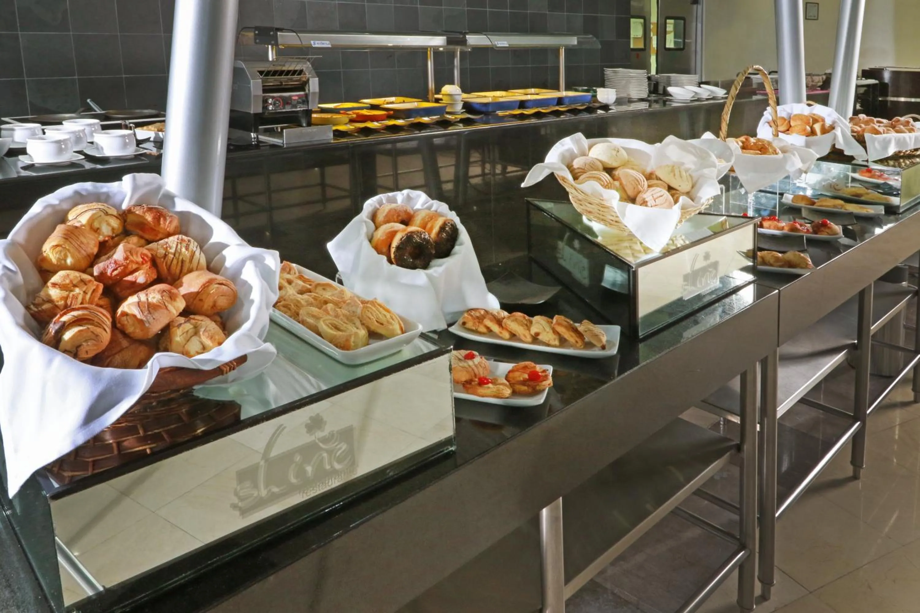Restaurant/places to eat in Crowne Plaza Leon by IHG