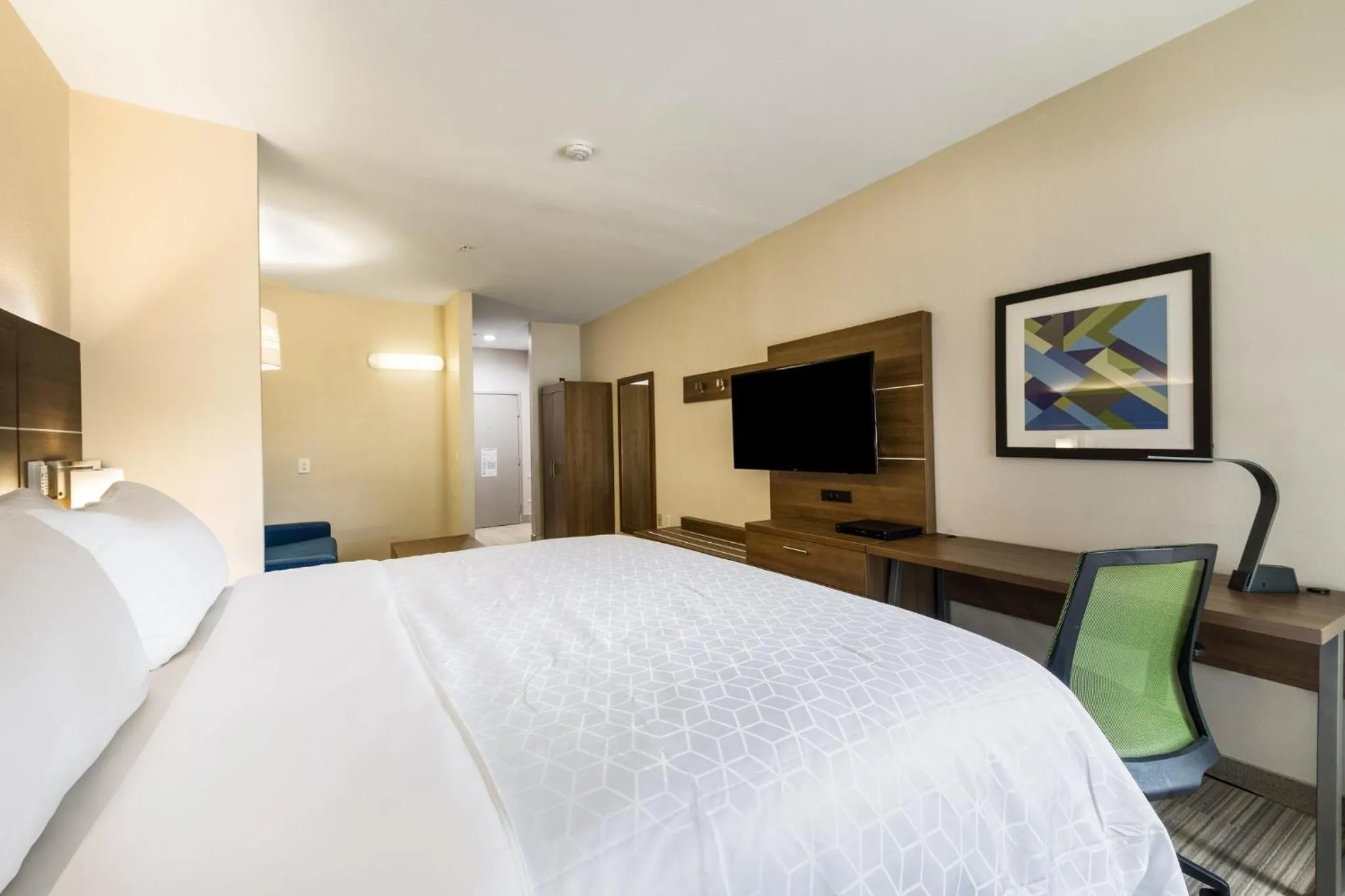 Photo of the whole room, Bed in Holiday Inn Express Hotel & Suites Columbus by IHG