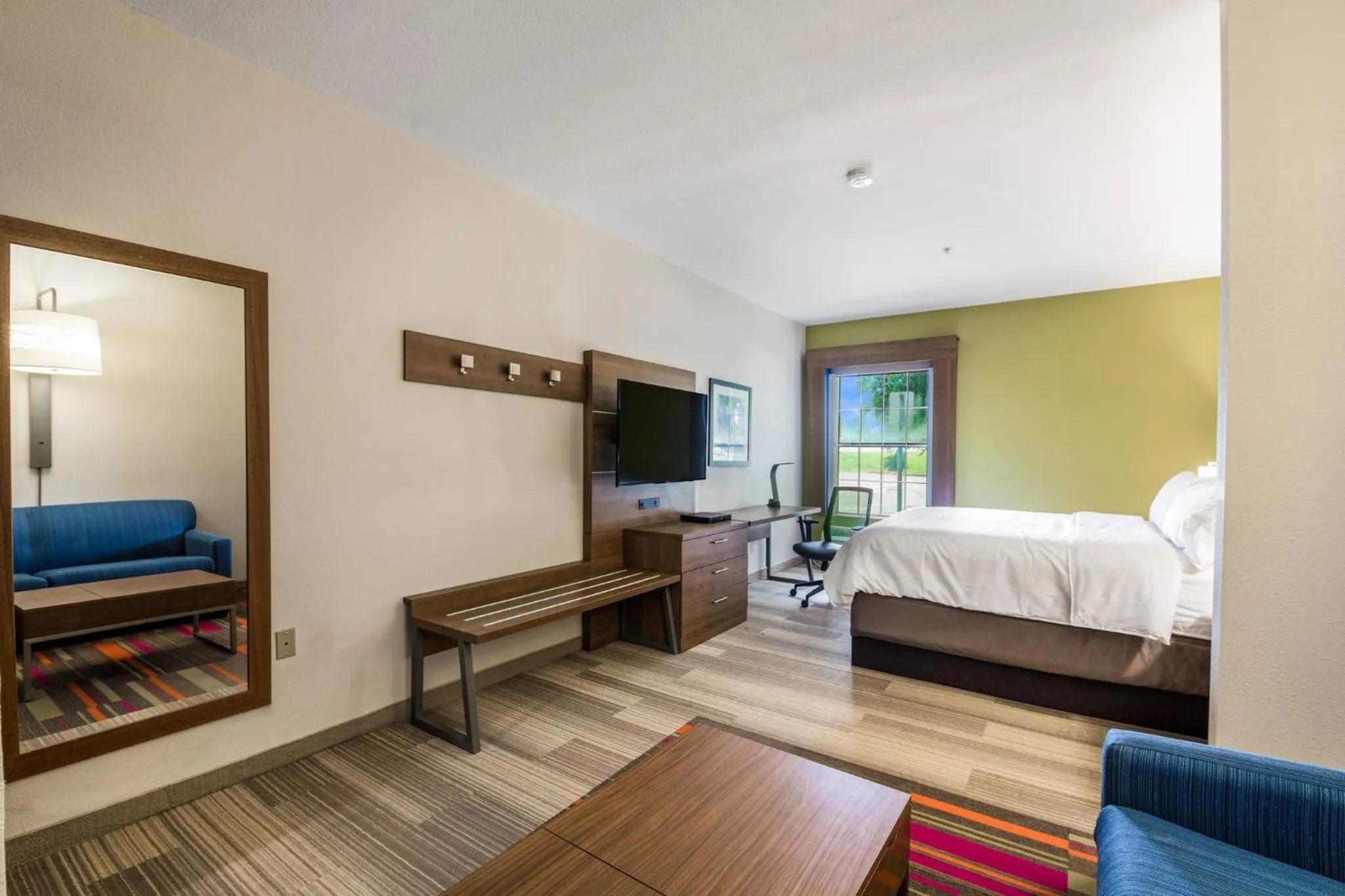 Photo of the whole room, Bed in Holiday Inn Express Hotel & Suites Columbus by IHG